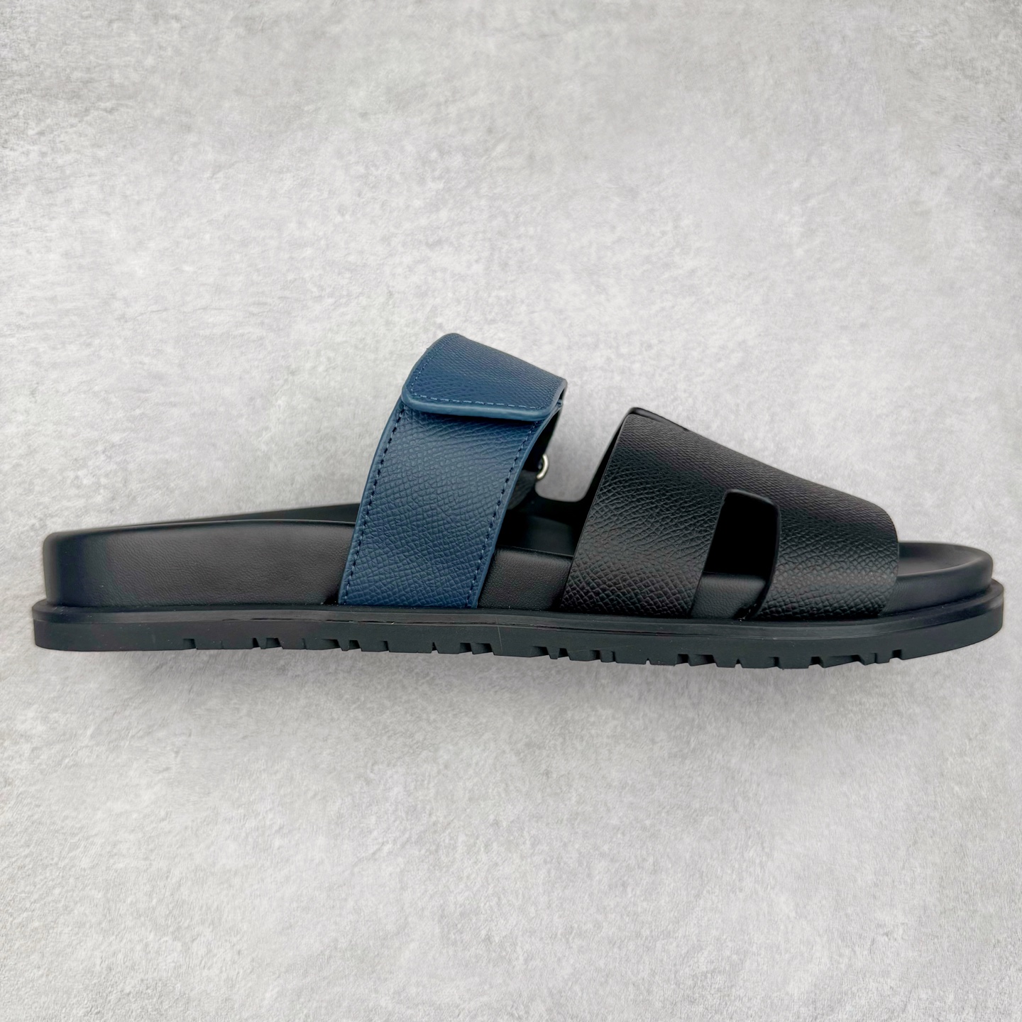 图片[7]-HERMES 爱马仕 Chypre 平底一字拖鞋 经典系列2025 最新经典款拖鞋 经典皮面/呢绒/牛津面 今年绝比小爆款系列 高端零售可主推款。 原版一比一开发 专柜正品以发售 平台开始预售已上架，Zp 7000-10000+ 总计20个配色 首批3个配色已出货 大家放心选购 品质超赞👍 全鞋全真牛皮 私模独立开发原大底 市场独家 压花工艺 几乎接近一致 全套专柜一致包装。尺码：35 36 37 38 39 40 41 42 43 44 45 46-选品中心