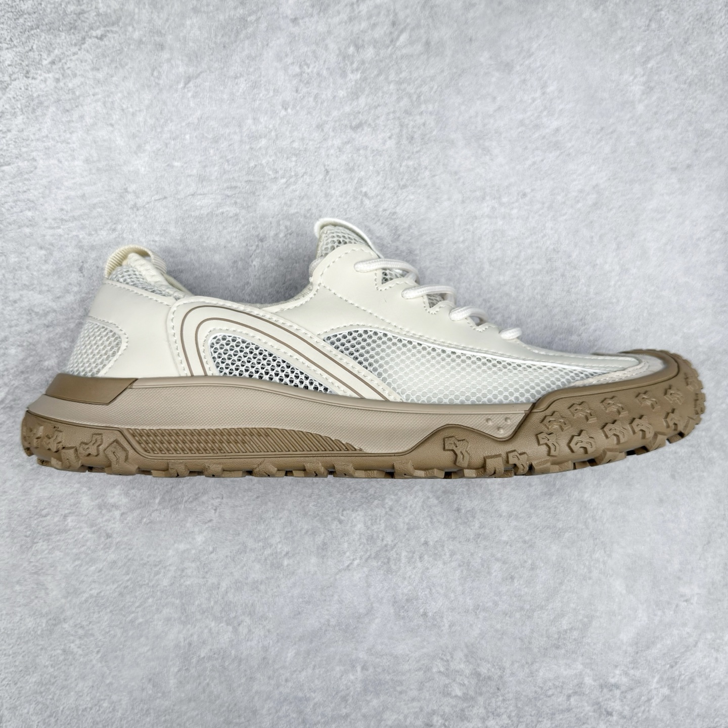 Ecco/爱步 全速系列低帮系带运动休闲夏季网布鞋 甄选牛皮鞋面 细腻亲肤清爽 多种拼接设计 时尚有型 潮流穿搭 粘条设计 操作简单,舒适合脚穿脱方便 舒适内里材质,细腻贴脚 亲肤舒适不伤脚 搭配柔软鞋垫 有效缓压 橡胶大底,简约不简单 在不同环境下,都能提供优秀的抓地力和耐损效果 潮弄风尚 不羁腔调 尺码:39 40 41 42 43 44(皮鞋码)-选品中心