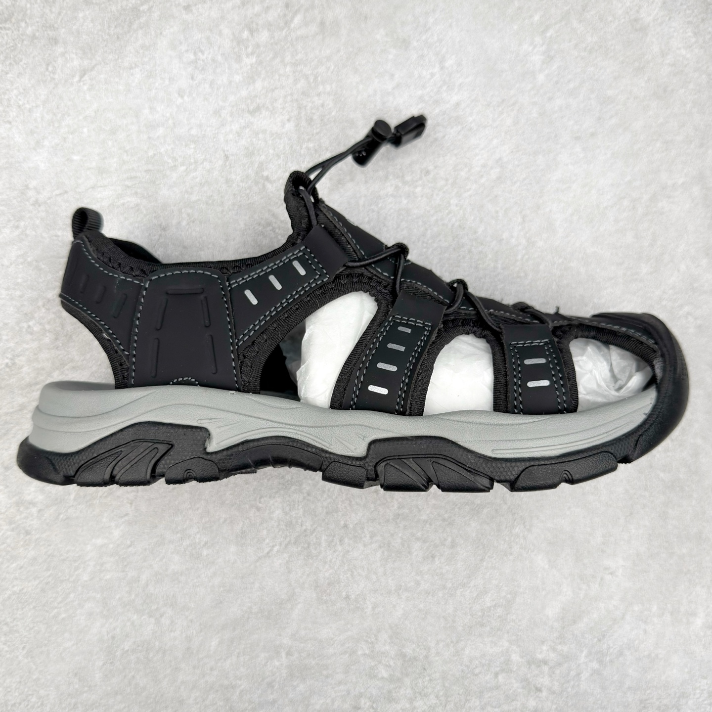 Ecco/爱步 境界系列25ss夏季舒适防滑魔术贴包头凉鞋 甄选牛皮鞋面 细腻亲肤清爽 多种拼接设计 时尚有型 潮流穿搭 粘条设计 操作简单,舒适合脚穿脱方便 舒适内里材质,细腻贴脚 亲肤舒适不伤脚 搭配柔软鞋垫 有效缓压 橡胶大底,简约不简单 在不同环境下,都能提供优秀的抓地力和耐损效果 潮弄风尚 不羁腔调 尺码:39 40 41 42 43 44(皮鞋码)-选品中心