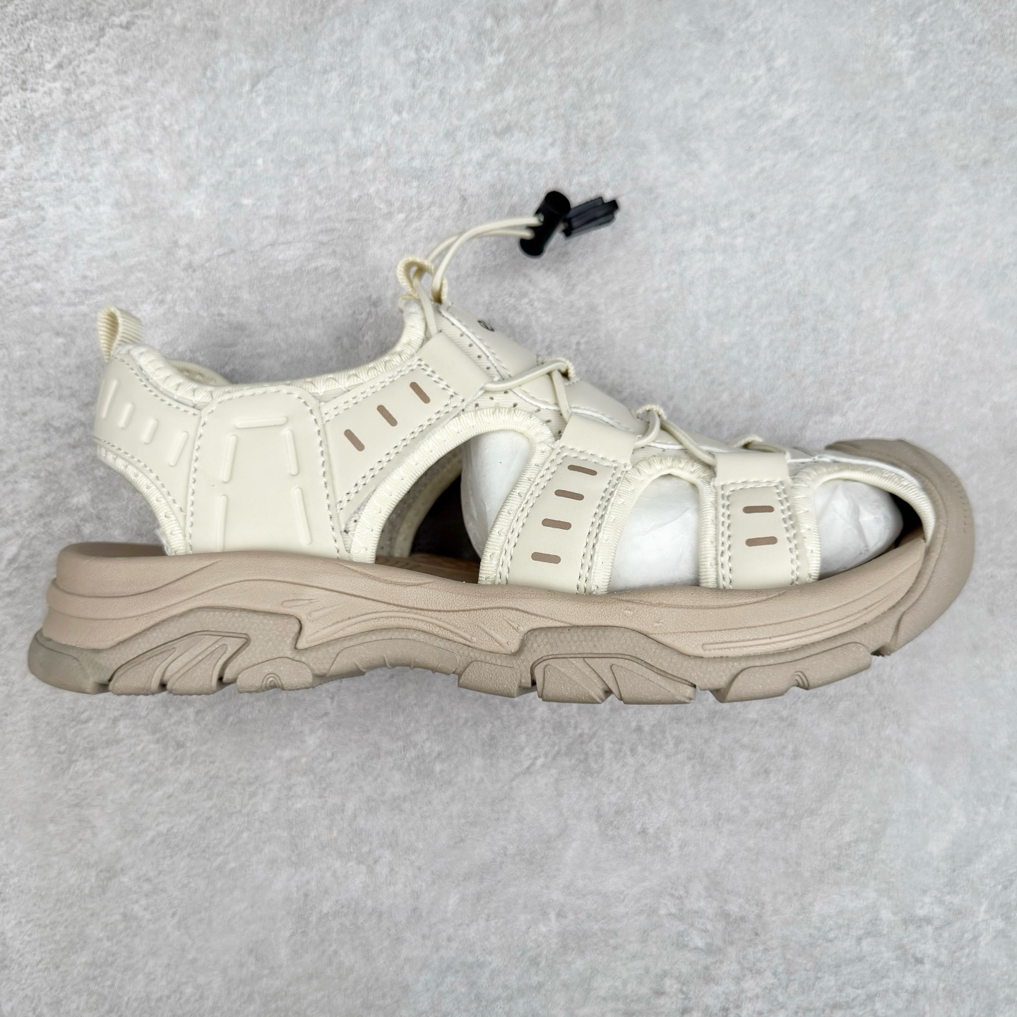 Ecco/爱步 境界系列25ss夏季舒适防滑魔术贴包头凉鞋 甄选牛皮鞋面 细腻亲肤清爽 多种拼接设计 时尚有型 潮流穿搭 粘条设计 操作简单,舒适合脚穿脱方便 舒适内里材质,细腻贴脚 亲肤舒适不伤脚 搭配柔软鞋垫 有效缓压 橡胶大底,简约不简单 在不同环境下,都能提供优秀的抓地力和耐损效果 潮弄风尚 不羁腔调 尺码:39 40 41 42 43 44(皮鞋码)-选品中心