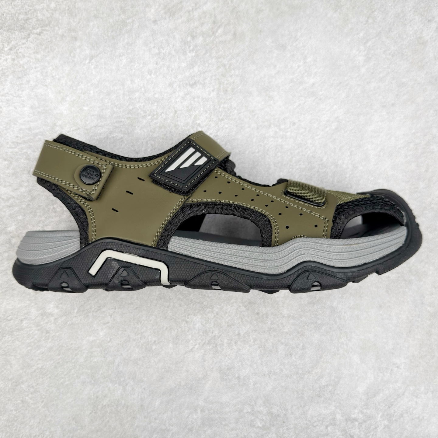 Ecco/爱步 山地系列 BIOM男士户外越野运动包头凉鞋 牛皮与纺织品拼接鞋面 时尚个性，出街有型 直接注塑工艺连接鞋面与鞋底 一体成型，合脚耐穿 创新鞋钉，橡胶外底 防滑耐磨 提供抓地力 多方位牵引力与稳定性能 稳固防护 循迹山迹 尺码：39 40 41 42 43 44（标准码）-选品中心