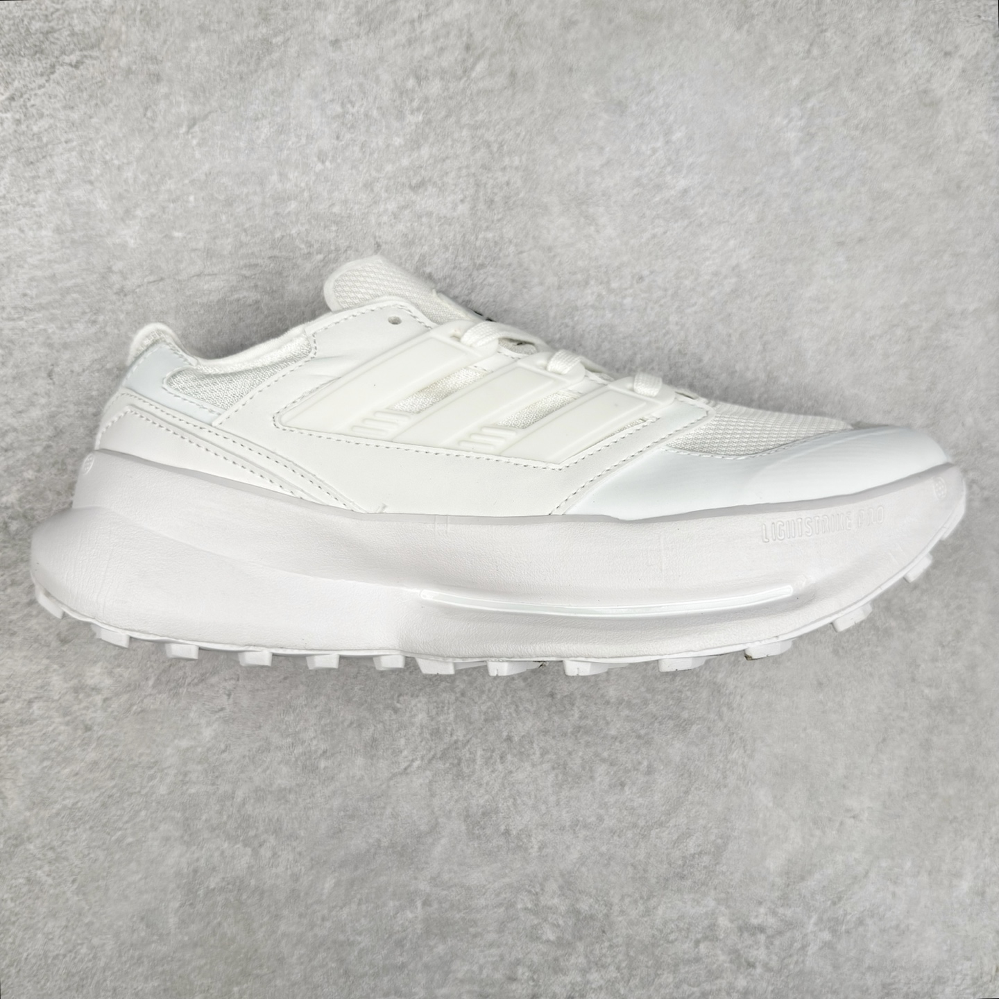 AD EQUIPMENT AGRAVIC 舒适百搭防滑耐磨低帮跑步鞋 厚底增高老爹鞋 复古运动风盛行，这双AD的 Equipment Agravic 可以成为新的选择。OG 味道恰到好处，但又自带一些现代气息。这是一双很有意思的款式，用到了越野跑顶级款式的大底，用到了Equipment标志配色的复古鞋面。这种组合还挺别出心裁的。充满工业美感的阿迪EQT，lightstrike Pro注塑发泡和马牌越野底的组合.尺码：36 36⅔ 37⅓ 38 38⅔ 39⅓ 40 40⅔ 41⅓ 42 42⅔ 43⅓ 44 45-选品中心