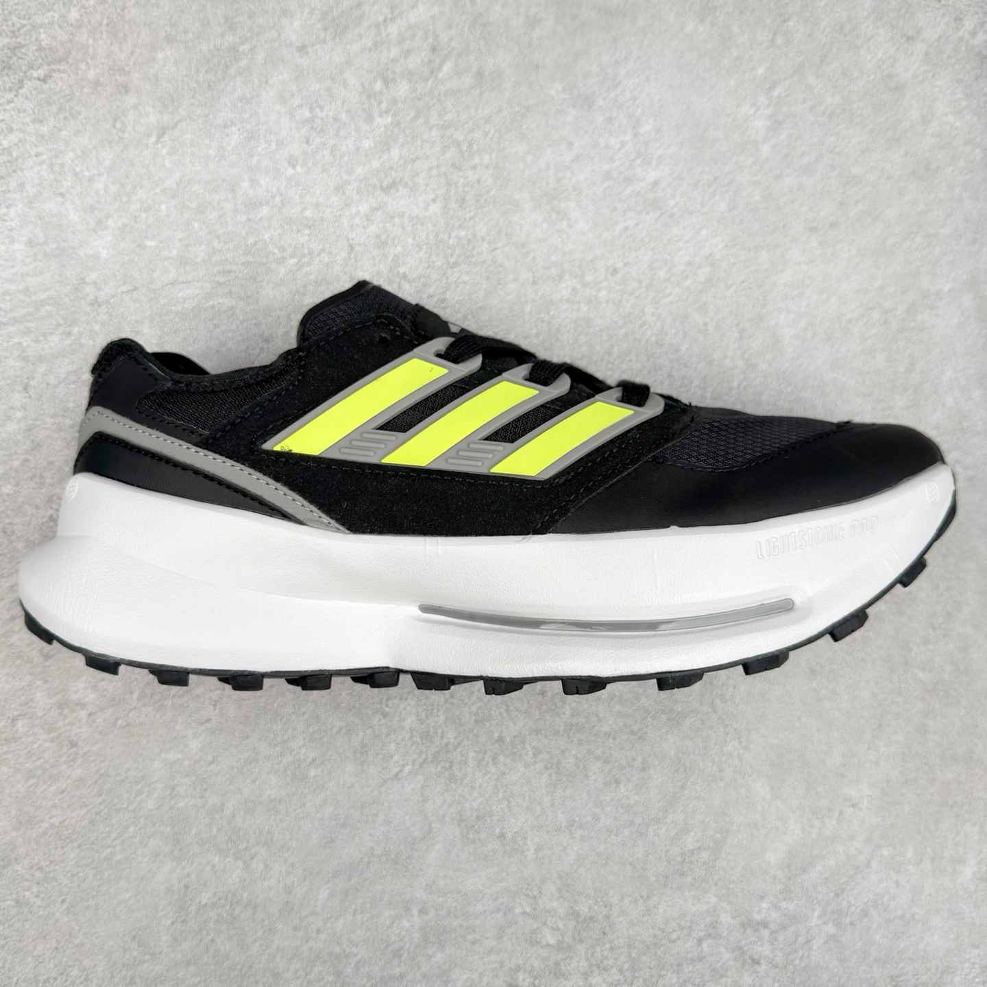 AD EQUIPMENT AGRAVIC 舒适百搭防滑耐磨低帮跑步鞋 厚底增高老爹鞋 复古运动风盛行，这双AD的 Equipment Agravic 可以成为新的选择。OG 味道恰到好处，但又自带一些现代气息。这是一双很有意思的款式，用到了越野跑顶级款式的大底，用到了Equipment标志配色的复古鞋面。这种组合还挺别出心裁的。充满工业美感的阿迪EQT，lightstrike Pro注塑发泡和马牌越野底的组合.尺码：36 36⅔ 37⅓ 38 38⅔ 39⅓ 40 40⅔ 41⅓ 42 42⅔ 43⅓ 44 45-选品中心