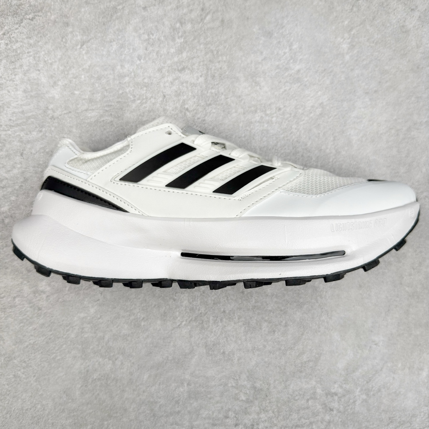 AD EQUIPMENT AGRAVIC 舒适百搭防滑耐磨低帮跑步鞋 厚底增高老爹鞋 复古运动风盛行，这双AD的 Equipment Agravic 可以成为新的选择。OG 味道恰到好处，但又自带一些现代气息。这是一双很有意思的款式，用到了越野跑顶级款式的大底，用到了Equipment标志配色的复古鞋面。这种组合还挺别出心裁的。充满工业美感的阿迪EQT，lightstrike Pro注塑发泡和马牌越野底的组合.尺码：36 36⅔ 37⅓ 38 38⅔ 39⅓ 40 40⅔ 41⅓ 42 42⅔ 43⅓ 44 45-选品中心