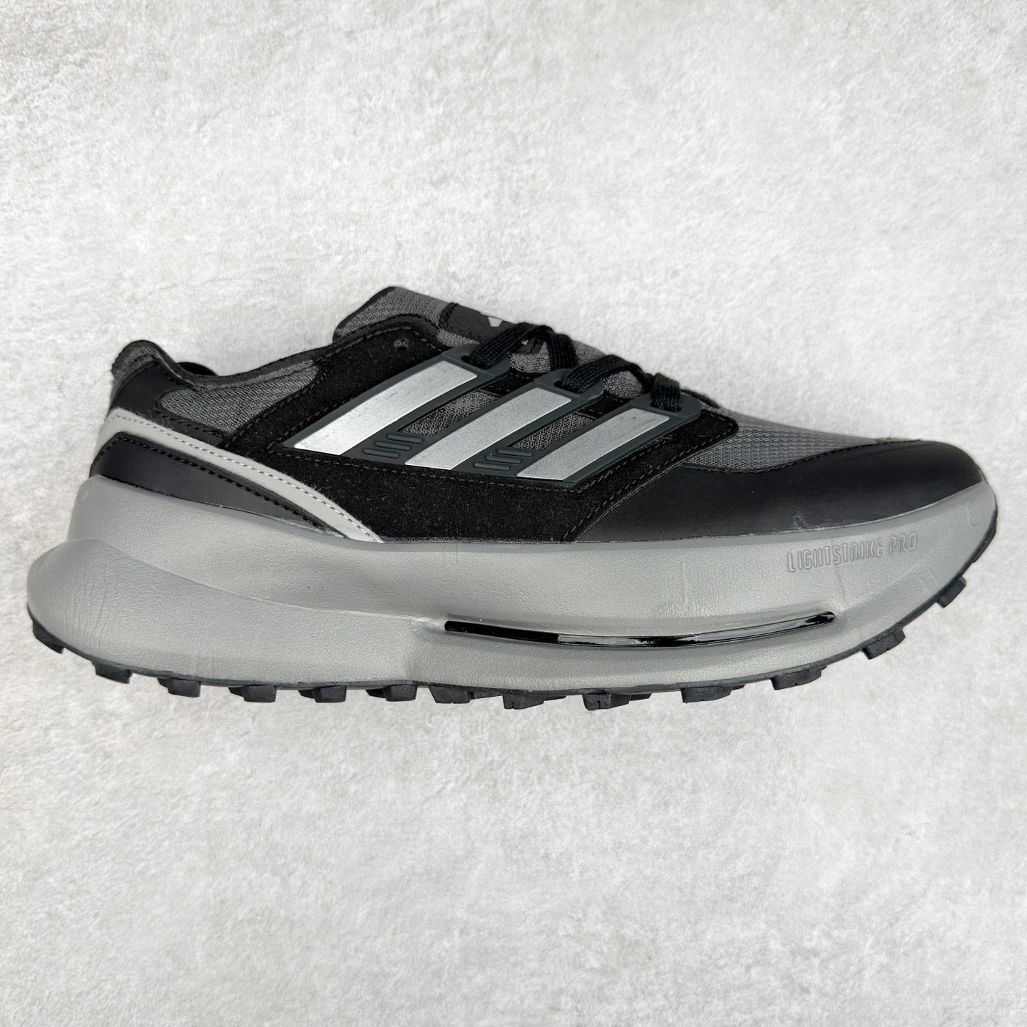 AD EQUIPMENT AGRAVIC 舒适百搭防滑耐磨低帮跑步鞋 厚底增高老爹鞋 复古运动风盛行，这双AD的 Equipment Agravic 可以成为新的选择。OG 味道恰到好处，但又自带一些现代气息。这是一双很有意思的款式，用到了越野跑顶级款式的大底，用到了Equipment标志配色的复古鞋面。这种组合还挺别出心裁的。充满工业美感的阿迪EQT，lightstrike Pro注塑发泡和马牌越野底的组合.尺码：36 36⅔ 37⅓ 38 38⅔ 39⅓ 40 40⅔ 41⅓ 42 42⅔ 43⅓ 44 45-选品中心