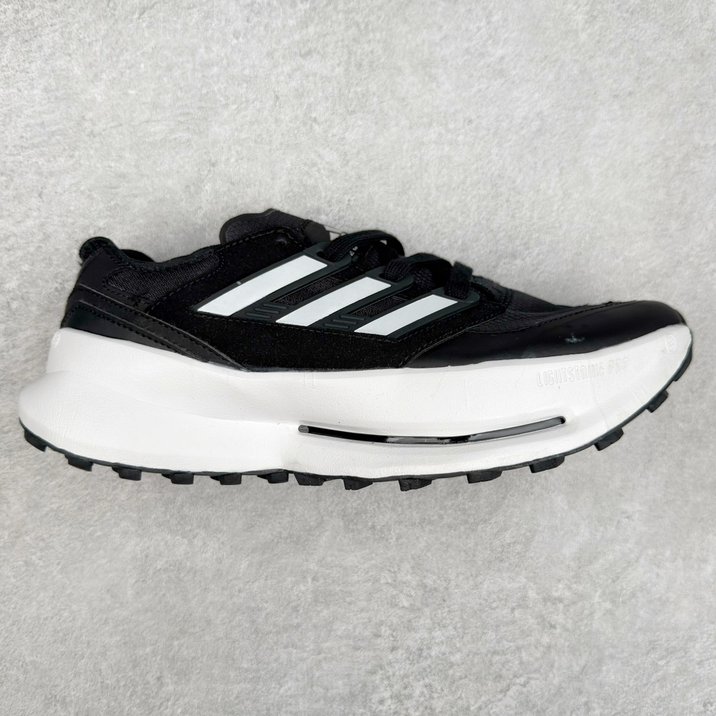 AD EQUIPMENT AGRAVIC 舒适百搭防滑耐磨低帮跑步鞋 厚底增高老爹鞋 复古运动风盛行，这双AD的 Equipment Agravic 可以成为新的选择。OG 味道恰到好处，但又自带一些现代气息。这是一双很有意思的款式，用到了越野跑顶级款式的大底，用到了Equipment标志配色的复古鞋面。这种组合还挺别出心裁的。充满工业美感的阿迪EQT，lightstrike Pro注塑发泡和马牌越野底的组合.尺码：36 36⅔ 37⅓ 38 38⅔ 39⅓ 40 40⅔ 41⅓ 42 42⅔ 43⅓ 44 45-选品中心