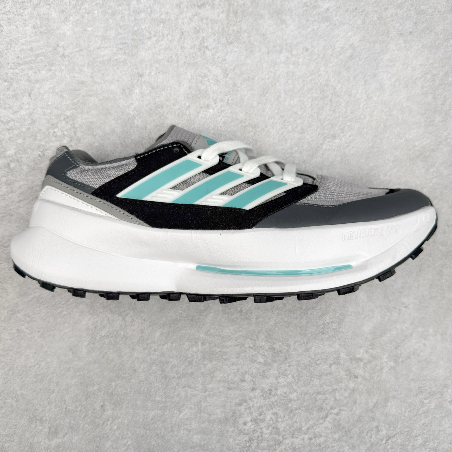 AD EQUIPMENT AGRAVIC 舒适百搭防滑耐磨低帮跑步鞋 厚底增高老爹鞋 复古运动风盛行，这双AD的 Equipment Agravic 可以成为新的选择。OG 味道恰到好处，但又自带一些现代气息。这是一双很有意思的款式，用到了越野跑顶级款式的大底，用到了Equipment标志配色的复古鞋面。这种组合还挺别出心裁的。充满工业美感的阿迪EQT，lightstrike Pro注塑发泡和马牌越野底的组合.尺码：36 36⅔ 37⅓ 38 38⅔ 39⅓ 40 40⅔ 41⅓ 42 42⅔ 43⅓ 44 45-选品中心