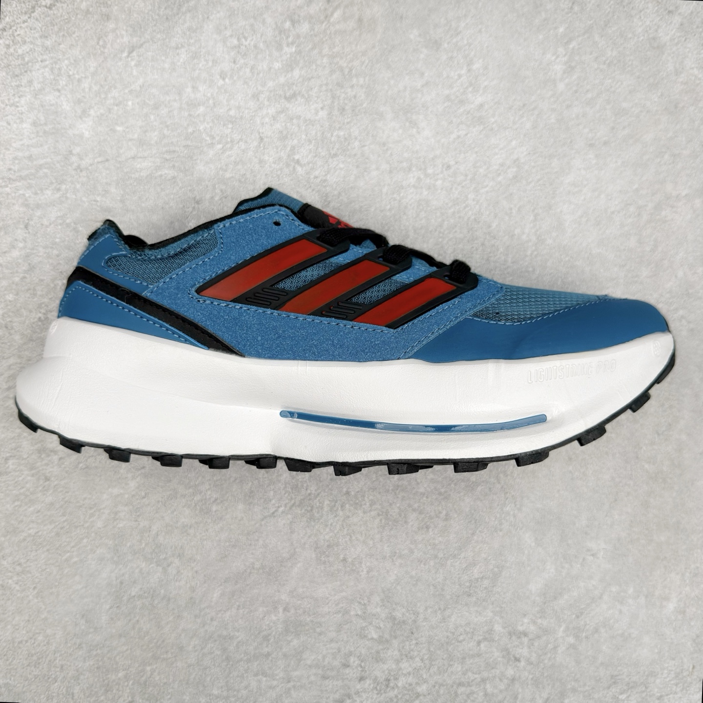 AD EQUIPMENT AGRAVIC 舒适百搭防滑耐磨低帮跑步鞋 厚底增高老爹鞋 复古运动风盛行，这双AD的 Equipment Agravic 可以成为新的选择。OG 味道恰到好处，但又自带一些现代气息。这是一双很有意思的款式，用到了越野跑顶级款式的大底，用到了Equipment标志配色的复古鞋面。这种组合还挺别出心裁的。充满工业美感的阿迪EQT，lightstrike Pro注塑发泡和马牌越野底的组合.尺码：36 36⅔ 37⅓ 38 38⅔ 39⅓ 40 40⅔ 41⅓ 42 42⅔ 43⅓ 44 45-选品中心