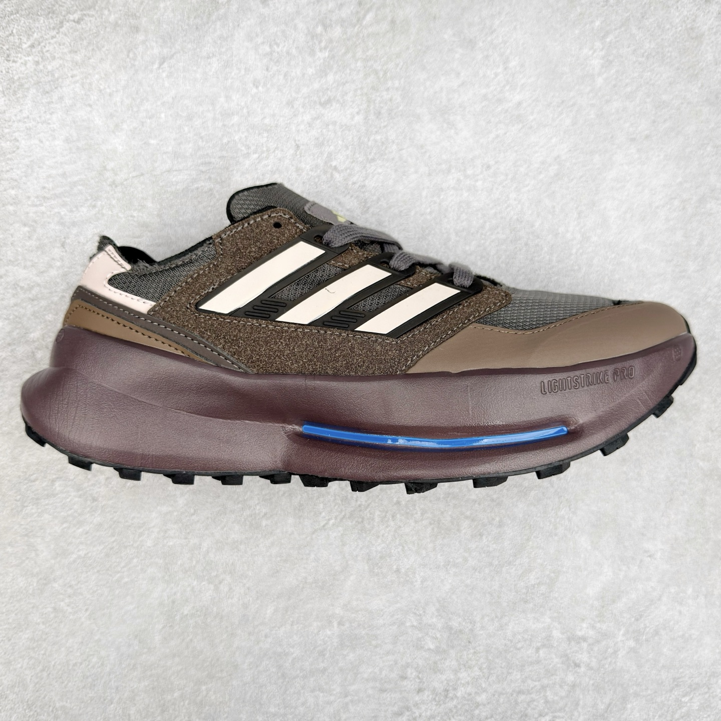 AD EQUIPMENT AGRAVIC 舒适百搭防滑耐磨低帮跑步鞋 厚底增高老爹鞋 复古运动风盛行，这双AD的 Equipment Agravic 可以成为新的选择。OG 味道恰到好处，但又自带一些现代气息。这是一双很有意思的款式，用到了越野跑顶级款式的大底，用到了Equipment标志配色的复古鞋面。这种组合还挺别出心裁的。充满工业美感的阿迪EQT，lightstrike Pro注塑发泡和马牌越野底的组合.尺码：36 36⅔ 37⅓ 38 38⅔ 39⅓ 40 40⅔ 41⅓ 42 42⅔ 43⅓ 44 45-选品中心