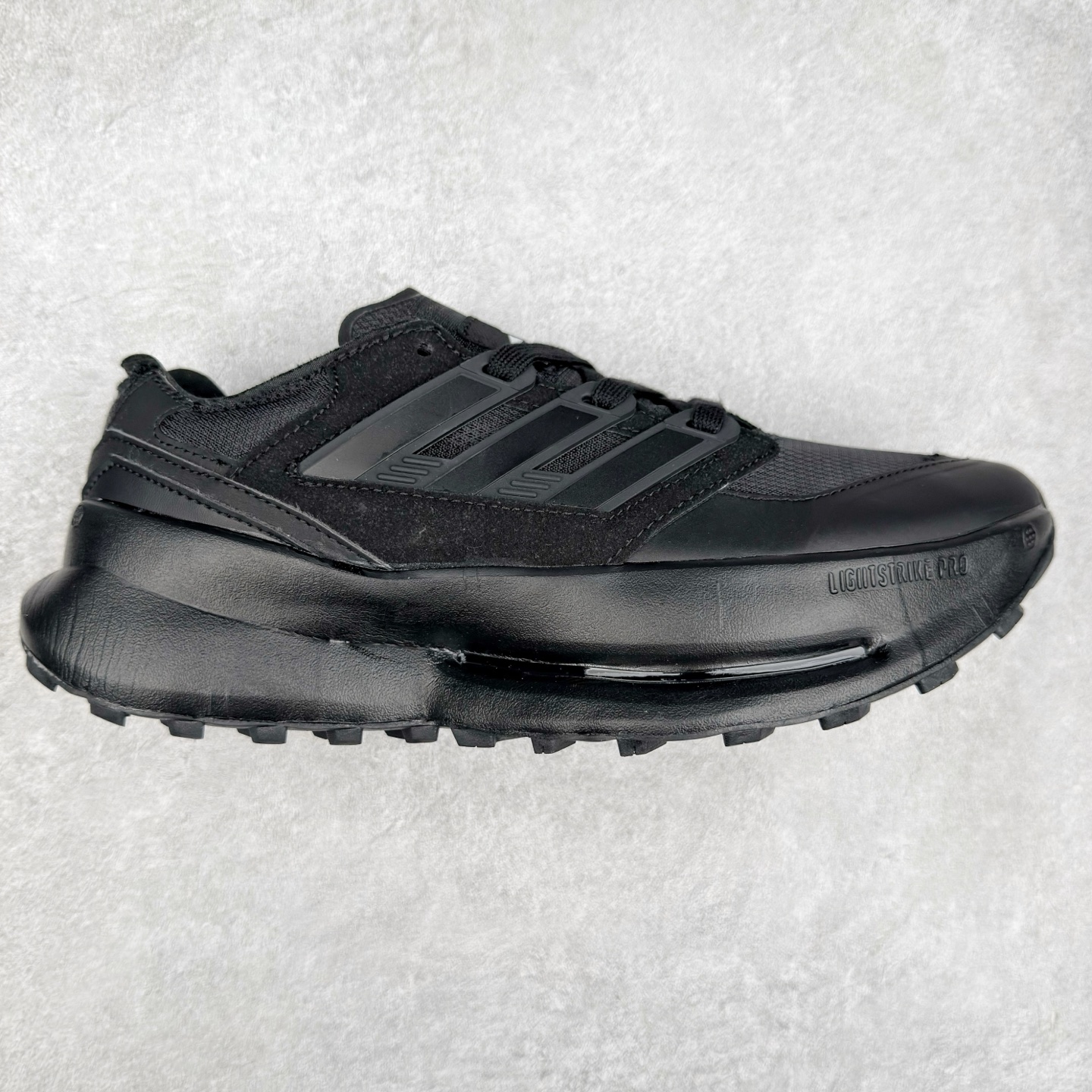 AD EQUIPMENT AGRAVIC 舒适百搭防滑耐磨低帮跑步鞋 厚底增高老爹鞋 复古运动风盛行，这双AD的 Equipment Agravic 可以成为新的选择。OG 味道恰到好处，但又自带一些现代气息。这是一双很有意思的款式，用到了越野跑顶级款式的大底，用到了Equipment标志配色的复古鞋面。这种组合还挺别出心裁的。充满工业美感的阿迪EQT，lightstrike Pro注塑发泡和马牌越野底的组合.尺码：36 36⅔ 37⅓ 38 38⅔ 39⅓ 40 40⅔ 41⅓ 42 42⅔ 43⅓ 44 45-选品中心