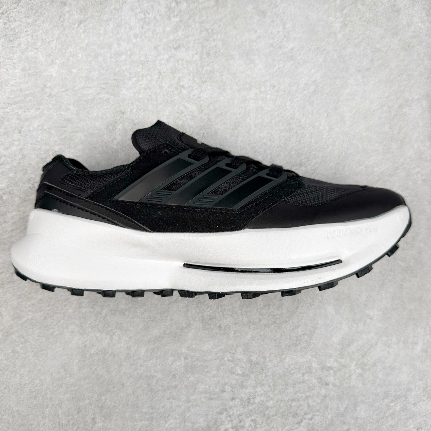 AD EQUIPMENT AGRAVIC 舒适百搭防滑耐磨低帮跑步鞋 厚底增高老爹鞋 复古运动风盛行，这双AD的 Equipment Agravic 可以成为新的选择。OG 味道恰到好处，但又自带一些现代气息。这是一双很有意思的款式，用到了越野跑顶级款式的大底，用到了Equipment标志配色的复古鞋面。这种组合还挺别出心裁的。充满工业美感的阿迪EQT，lightstrike Pro注塑发泡和马牌越野底的组合.尺码：36 36⅔ 37⅓ 38 38⅔ 39⅓ 40 40⅔ 41⅓ 42 42⅔ 43⅓ 44 45-选品中心