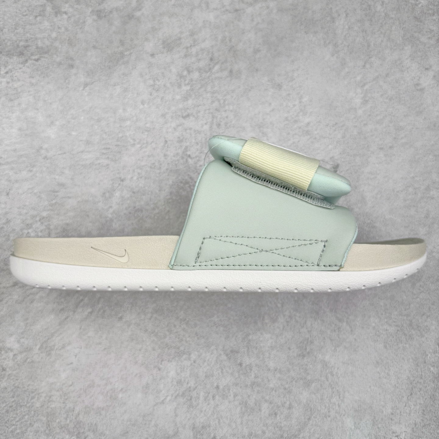 NK Offcourt Adiust Slide 运动拖鞋 男女同款 微翘式鞋头设计 响应灵活 保护脚趾 采用经典鞋型 融入全新细节点缀 整体简约且富有质感 鞋底耐磨材质搭配丰富的防滑底纹设计 可平稳抓地 不易打滑 尺码：36 36.5 37.5 38 38.5 39 40 40.5 41 42 42.5 43 44 44.5 45-选品中心