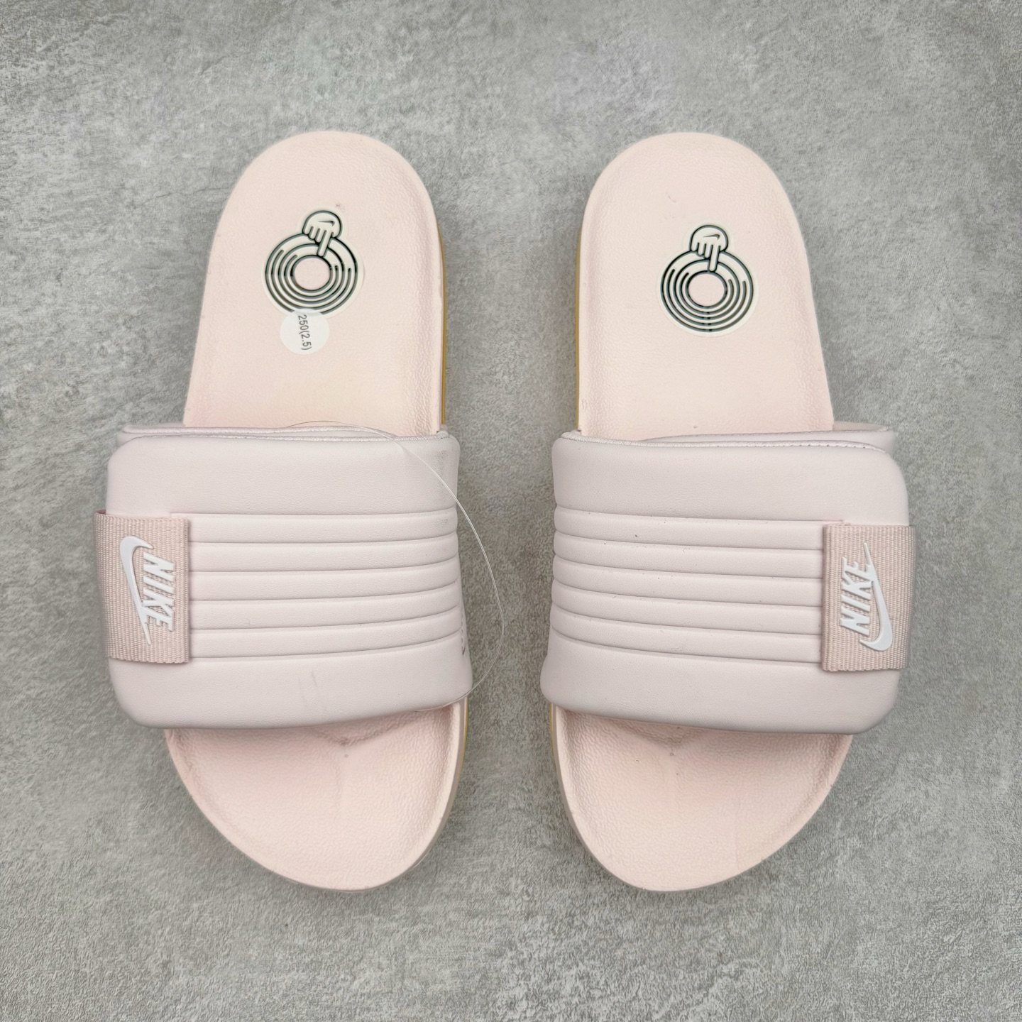 NK Offcourt Adiust Slide 运动拖鞋 男女同款 微翘式鞋头设计 响应灵活 保护脚趾 采用经典鞋型 融入全新细节点缀 整体简约且富有质感 鞋底耐磨材质搭配丰富的防滑底纹设计 可平稳抓地 不易打滑 尺码:36 36.5 37.5 38 38.5 39 40 40.5 41 42 42.5 43 44 44.5 45-选品中心