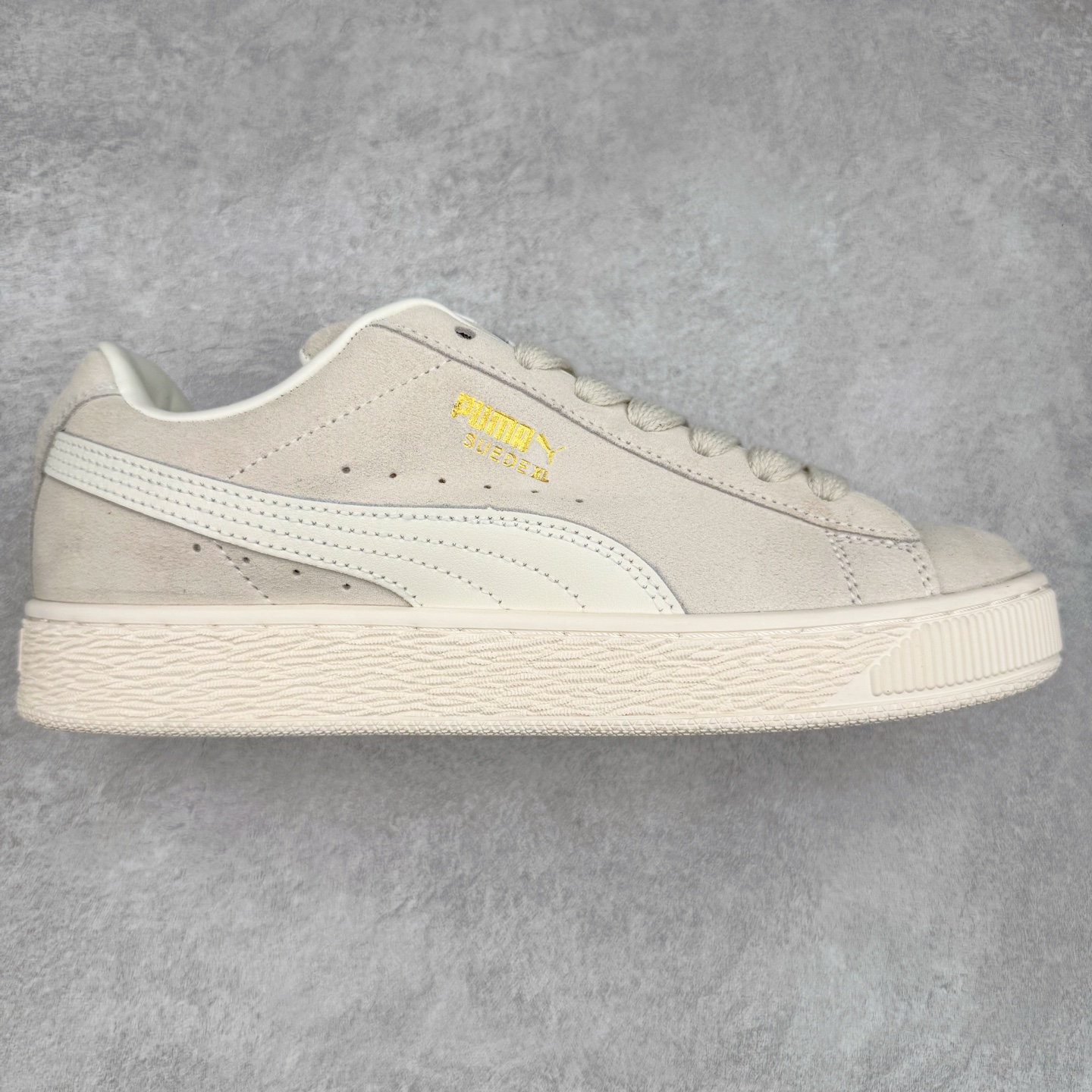图片[3]-＃C版 PUMA SUEDE XL 彪马新款面包鞋男女同款复古休闲板鞋 赠送一双鞋带 鞋身通体采用细腻的麂皮材质 厚实柔软 质感出众 鞋侧保留PUMA标志性跑道图案 侧面与后跟点缀金属色PUMA LOGO 兼具辨识度与细节感 加厚鞋垫、饱满鞋舌 搭配加宽扁形鞋带 使得穿着感更加贴合与舒适 值得一提的是 本季SUEDE XL鞋款以黑色、红色及蓝色最为瞩目 经典黑的配色 在低调之余可轻松驾驭任何潮流风格造型 而高饱和度的配色 则是当之无愧的早春出街利器。货号： 395205 尺码：36 37 37.5 38 38.5 39 40 40.5 41 42 42.5 43 44 45-选品中心
