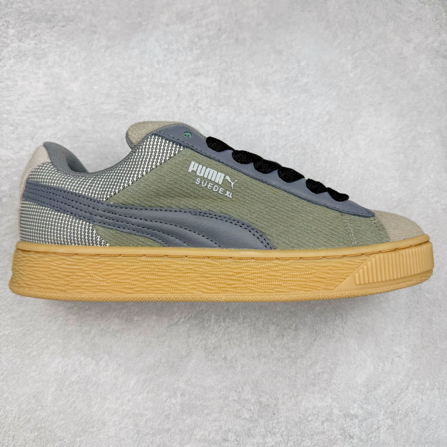 图片[7]-＃C版 PUMA SUEDE XL 彪马新款面包鞋男女同款复古休闲板鞋 赠送一双鞋带 鞋身通体采用细腻的麂皮材质 厚实柔软 质感出众 鞋侧保留PUMA标志性跑道图案 侧面与后跟点缀金属色PUMA LOGO 兼具辨识度与细节感 加厚鞋垫、饱满鞋舌 搭配加宽扁形鞋带 使得穿着感更加贴合与舒适 值得一提的是 本季SUEDE XL鞋款以黑色、红色及蓝色最为瞩目 经典黑的配色 在低调之余可轻松驾驭任何潮流风格造型 而高饱和度的配色 则是当之无愧的早春出街利器。货号： 395205 尺码：36 37 37.5 38 38.5 39 40 40.5 41 42 42.5 43 44 45-选品中心