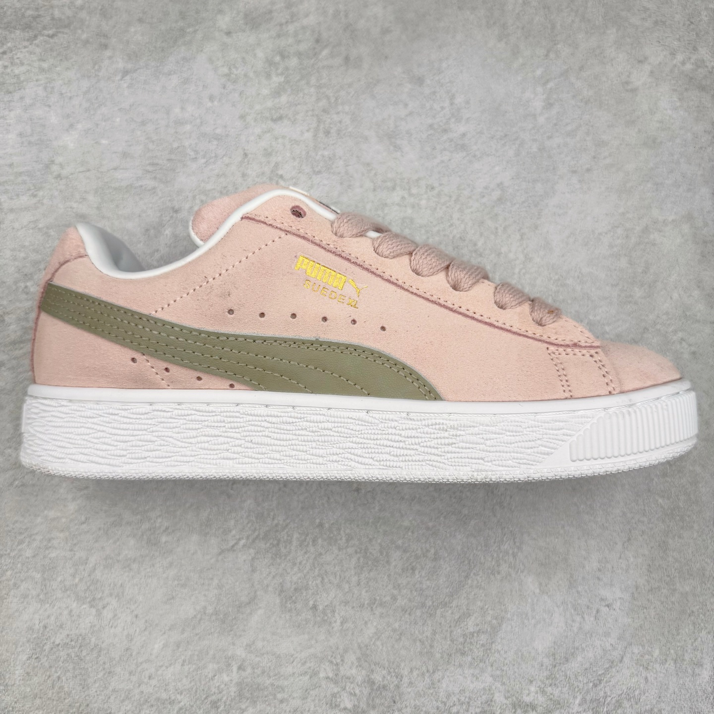 ＃C版 PUMA SUEDE XL 彪马新款面包鞋男女同款复古休闲板鞋 赠送一双鞋带 鞋身通体采用细腻的麂皮材质 厚实柔软 质感出众 鞋侧保留PUMA标志性跑道图案 侧面与后跟点缀金属色PUMA LOGO 兼具辨识度与细节感 加厚鞋垫、饱满鞋舌 搭配加宽扁形鞋带 使得穿着感更加贴合与舒适 值得一提的是 本季SUEDE XL鞋款以黑色、红色及蓝色最为瞩目 经典黑的配色 在低调之余可轻松驾驭任何潮流风格造型 而高饱和度的配色 则是当之无愧的早春出街利器。货号： 395205 尺码：36 37 37.5 38 38.5 39 40 40.5 41 42 42.5 43 44 45-选品中心