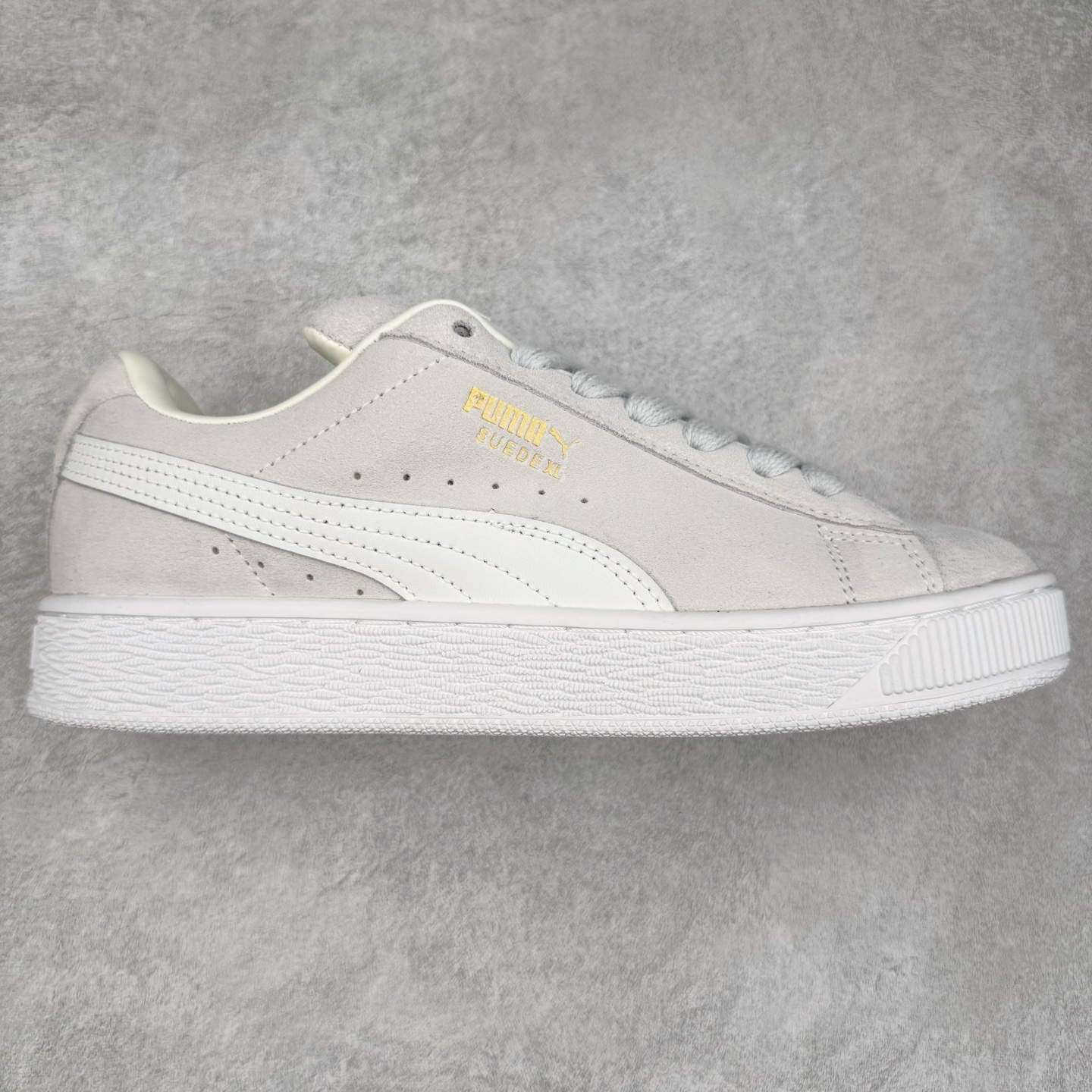 图片[5]-＃C版 PUMA SUEDE XL 彪马新款面包鞋男女同款复古休闲板鞋 赠送一双鞋带 鞋身通体采用细腻的麂皮材质 厚实柔软 质感出众 鞋侧保留PUMA标志性跑道图案 侧面与后跟点缀金属色PUMA LOGO 兼具辨识度与细节感 加厚鞋垫、饱满鞋舌 搭配加宽扁形鞋带 使得穿着感更加贴合与舒适 值得一提的是 本季SUEDE XL鞋款以黑色、红色及蓝色最为瞩目 经典黑的配色 在低调之余可轻松驾驭任何潮流风格造型 而高饱和度的配色 则是当之无愧的早春出街利器。货号： 395205 尺码：36 37 37.5 38 38.5 39 40 40.5 41 42 42.5 43 44 45-选品中心