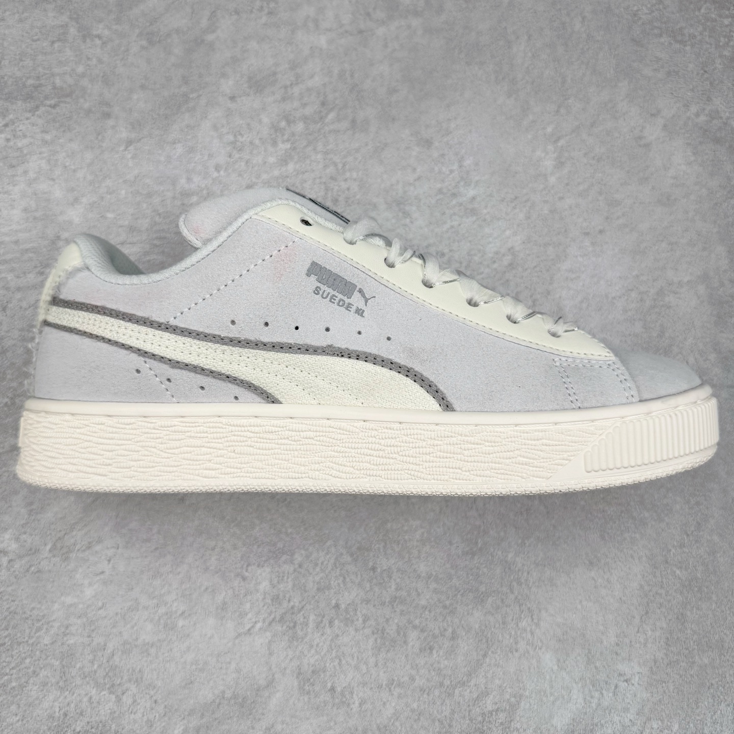 图片[6]-＃C版 PUMA SUEDE XL 彪马新款面包鞋男女同款复古休闲板鞋 赠送一双鞋带 鞋身通体采用细腻的麂皮材质 厚实柔软 质感出众 鞋侧保留PUMA标志性跑道图案 侧面与后跟点缀金属色PUMA LOGO 兼具辨识度与细节感 加厚鞋垫、饱满鞋舌 搭配加宽扁形鞋带 使得穿着感更加贴合与舒适 值得一提的是 本季SUEDE XL鞋款以黑色、红色及蓝色最为瞩目 经典黑的配色 在低调之余可轻松驾驭任何潮流风格造型 而高饱和度的配色 则是当之无愧的早春出街利器。货号： 395205 尺码：36 37 37.5 38 38.5 39 40 40.5 41 42 42.5 43 44 45-选品中心