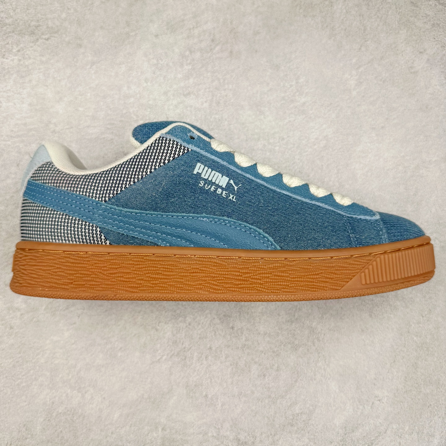 图片[8]-＃C版 PUMA SUEDE XL 彪马新款面包鞋男女同款复古休闲板鞋 赠送一双鞋带 鞋身通体采用细腻的麂皮材质 厚实柔软 质感出众 鞋侧保留PUMA标志性跑道图案 侧面与后跟点缀金属色PUMA LOGO 兼具辨识度与细节感 加厚鞋垫、饱满鞋舌 搭配加宽扁形鞋带 使得穿着感更加贴合与舒适 值得一提的是 本季SUEDE XL鞋款以黑色、红色及蓝色最为瞩目 经典黑的配色 在低调之余可轻松驾驭任何潮流风格造型 而高饱和度的配色 则是当之无愧的早春出街利器。货号： 395205 尺码：36 37 37.5 38 38.5 39 40 40.5 41 42 42.5 43 44 45-选品中心
