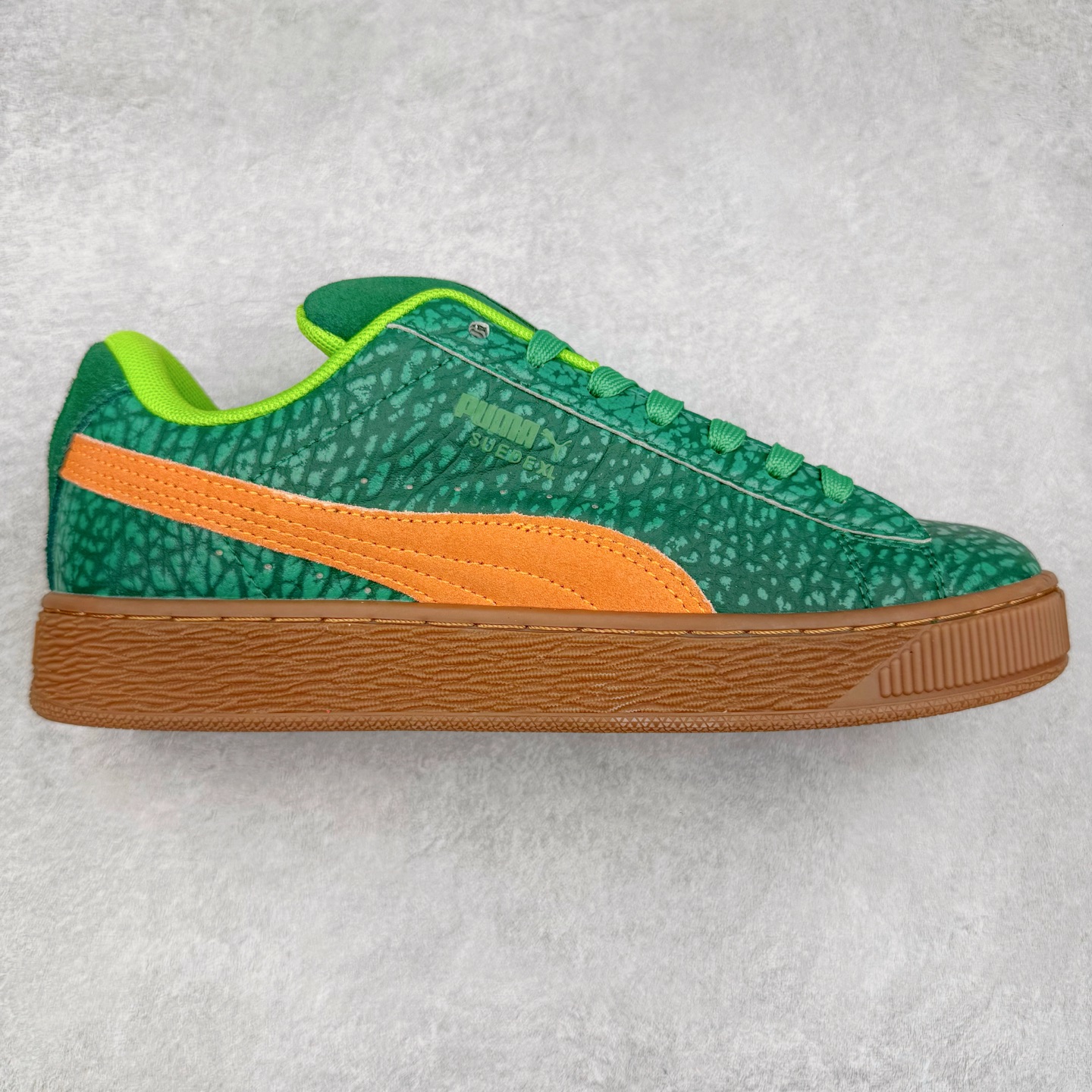 图片[2]-＃C版 PUMA SUEDE XL 彪马新款面包鞋男女同款复古休闲板鞋 赠送一双鞋带 鞋身通体采用细腻的麂皮材质 厚实柔软 质感出众 鞋侧保留PUMA标志性跑道图案 侧面与后跟点缀金属色PUMA LOGO 兼具辨识度与细节感 加厚鞋垫、饱满鞋舌 搭配加宽扁形鞋带 使得穿着感更加贴合与舒适 值得一提的是 本季SUEDE XL鞋款以黑色、红色及蓝色最为瞩目 经典黑的配色 在低调之余可轻松驾驭任何潮流风格造型 而高饱和度的配色 则是当之无愧的早春出街利器。货号： 395205 尺码：36 37 37.5 38 38.5 39 40 40.5 41 42 42.5 43 44 45-选品中心