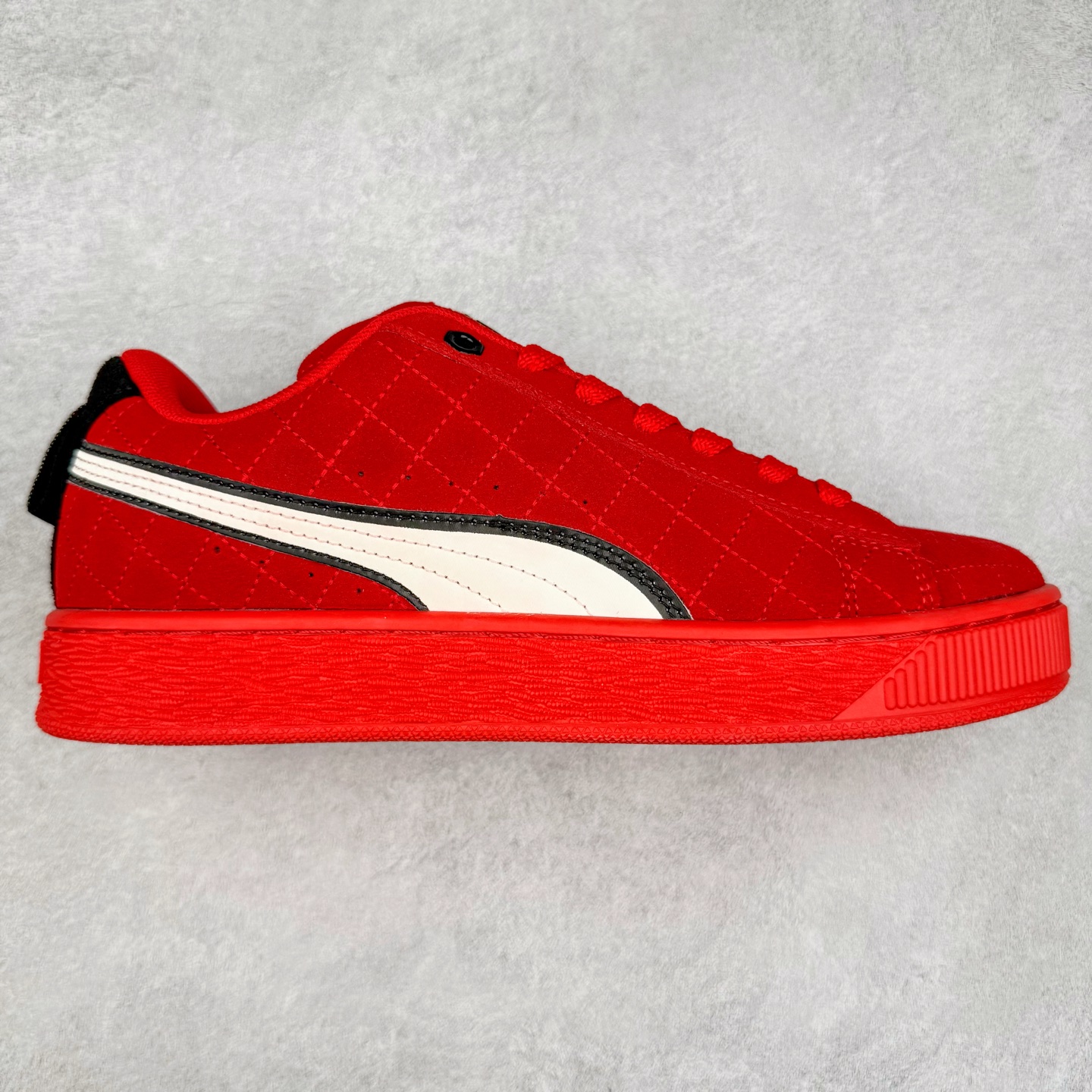 图片[9]-＃C版 PUMA SUEDE XL 彪马新款面包鞋男女同款复古休闲板鞋 赠送一双鞋带 鞋身通体采用细腻的麂皮材质 厚实柔软 质感出众 鞋侧保留PUMA标志性跑道图案 侧面与后跟点缀金属色PUMA LOGO 兼具辨识度与细节感 加厚鞋垫、饱满鞋舌 搭配加宽扁形鞋带 使得穿着感更加贴合与舒适 值得一提的是 本季SUEDE XL鞋款以黑色、红色及蓝色最为瞩目 经典黑的配色 在低调之余可轻松驾驭任何潮流风格造型 而高饱和度的配色 则是当之无愧的早春出街利器。货号： 395205 尺码：36 37 37.5 38 38.5 39 40 40.5 41 42 42.5 43 44 45-选品中心