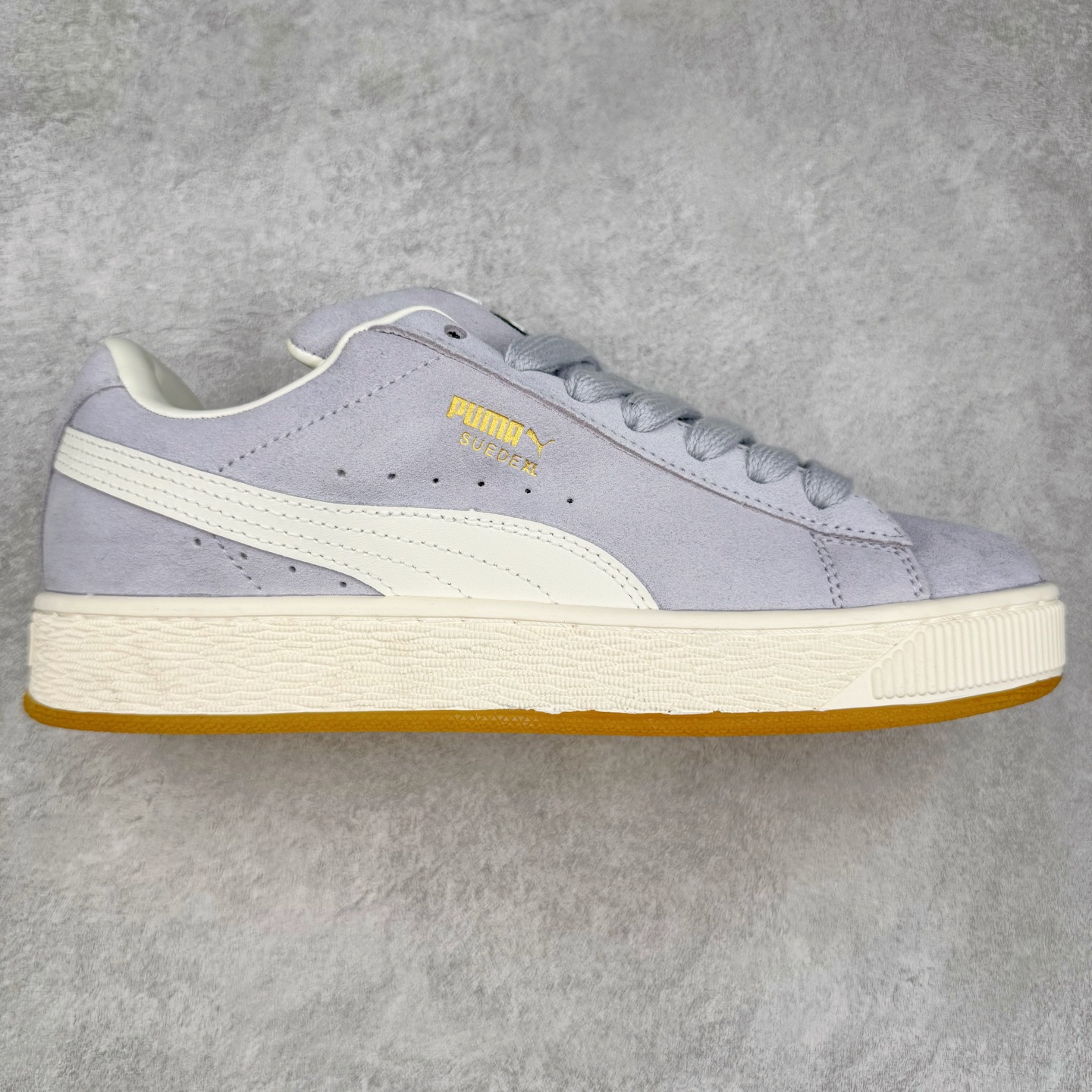 图片[4]-＃C版 PUMA SUEDE XL 彪马新款面包鞋男女同款复古休闲板鞋 赠送一双鞋带 鞋身通体采用细腻的麂皮材质 厚实柔软 质感出众 鞋侧保留PUMA标志性跑道图案 侧面与后跟点缀金属色PUMA LOGO 兼具辨识度与细节感 加厚鞋垫、饱满鞋舌 搭配加宽扁形鞋带 使得穿着感更加贴合与舒适 值得一提的是 本季SUEDE XL鞋款以黑色、红色及蓝色最为瞩目 经典黑的配色 在低调之余可轻松驾驭任何潮流风格造型 而高饱和度的配色 则是当之无愧的早春出街利器。货号： 395205 尺码：36 37 37.5 38 38.5 39 40 40.5 41 42 42.5 43 44 45-选品中心