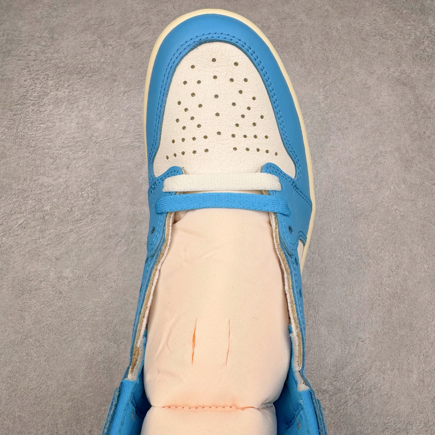 图片[4]-＃Ljr特供 Air Jordan AJ1 Retro High 氧化北卡蓝 DZ5485-402 全新改良批次 圈内最强倒钩系列 恪守真诚 承诺混一赔十 高端零售裸鞋圈特供批次 SZ原厂全套原楦原纸板冲刀磨具开发 原厂皮料加持 原厂港宝加持定型后跟R度完美 同源原厂电绣 飞翼针数密度立体效果一致 百分百一致原鞋 原厂拉帮工艺 针距密度一致 后跟弧度收口自然不对折 极致一眼正品既视感 进口玻璃冲刀皮料裁剪零毛边 全鞋电脑针车工艺 品控清洁度最高QC检验标准 免检产品 原厂订购鞋盒、鞋标、防尘纸、鞋撑、鞋带 追求极致的原厂味道 尺码：40.5 41 42 42.5 43 44 44.5 45 46 47.5 48.5-选品中心