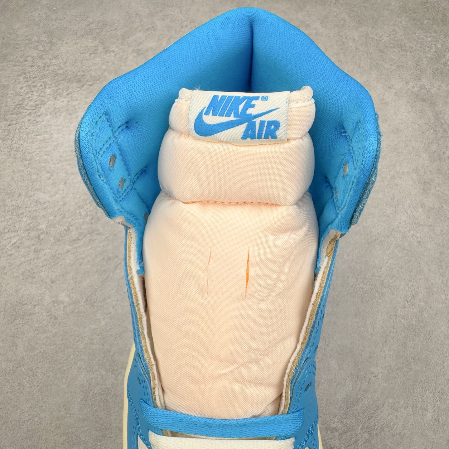 图片[5]-＃Ljr特供 Air Jordan AJ1 Retro High 氧化北卡蓝 DZ5485-402 全新改良批次 圈内最强倒钩系列 恪守真诚 承诺混一赔十 高端零售裸鞋圈特供批次 SZ原厂全套原楦原纸板冲刀磨具开发 原厂皮料加持 原厂港宝加持定型后跟R度完美 同源原厂电绣 飞翼针数密度立体效果一致 百分百一致原鞋 原厂拉帮工艺 针距密度一致 后跟弧度收口自然不对折 极致一眼正品既视感 进口玻璃冲刀皮料裁剪零毛边 全鞋电脑针车工艺 品控清洁度最高QC检验标准 免检产品 原厂订购鞋盒、鞋标、防尘纸、鞋撑、鞋带 追求极致的原厂味道 尺码：40.5 41 42 42.5 43 44 44.5 45 46 47.5 48.5-选品中心