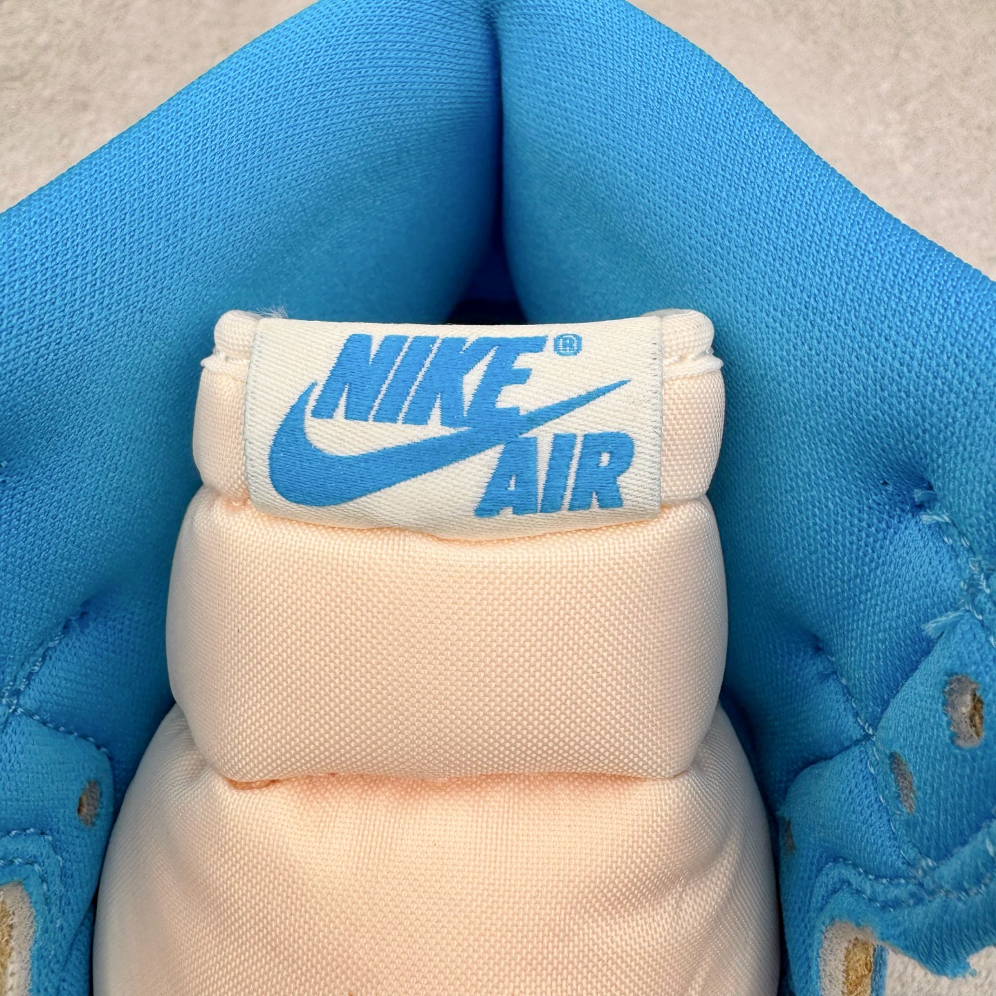 图片[12]-＃Ljr特供 Air Jordan AJ1 Retro High 氧化北卡蓝 DZ5485-402 全新改良批次 圈内最强倒钩系列 恪守真诚 承诺混一赔十 高端零售裸鞋圈特供批次 SZ原厂全套原楦原纸板冲刀磨具开发 原厂皮料加持 原厂港宝加持定型后跟R度完美 同源原厂电绣 飞翼针数密度立体效果一致 百分百一致原鞋 原厂拉帮工艺 针距密度一致 后跟弧度收口自然不对折 极致一眼正品既视感 进口玻璃冲刀皮料裁剪零毛边 全鞋电脑针车工艺 品控清洁度最高QC检验标准 免检产品 原厂订购鞋盒、鞋标、防尘纸、鞋撑、鞋带 追求极致的原厂味道 尺码：40.5 41 42 42.5 43 44 44.5 45 46 47.5 48.5-选品中心