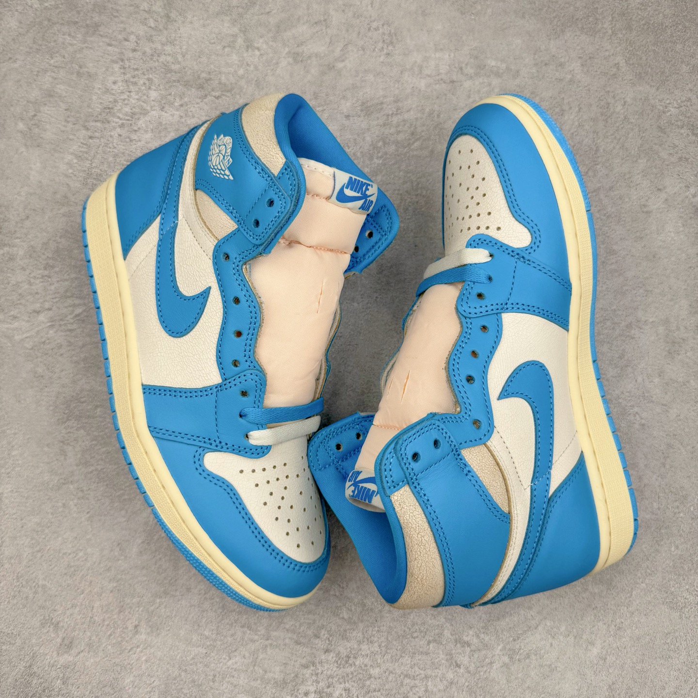 图片[3]-＃Ljr特供 Air Jordan AJ1 Retro High 氧化北卡蓝 DZ5485-402 全新改良批次 圈内最强倒钩系列 恪守真诚 承诺混一赔十 高端零售裸鞋圈特供批次 SZ原厂全套原楦原纸板冲刀磨具开发 原厂皮料加持 原厂港宝加持定型后跟R度完美 同源原厂电绣 飞翼针数密度立体效果一致 百分百一致原鞋 原厂拉帮工艺 针距密度一致 后跟弧度收口自然不对折 极致一眼正品既视感 进口玻璃冲刀皮料裁剪零毛边 全鞋电脑针车工艺 品控清洁度最高QC检验标准 免检产品 原厂订购鞋盒、鞋标、防尘纸、鞋撑、鞋带 追求极致的原厂味道 尺码：40.5 41 42 42.5 43 44 44.5 45 46 47.5 48.5-选品中心