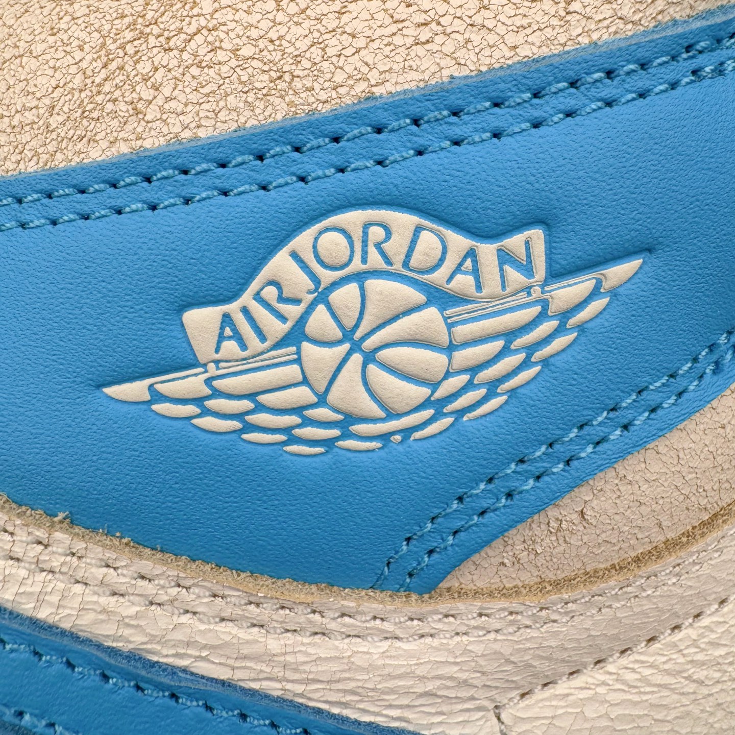 图片[15]-＃Ljr特供 Air Jordan AJ1 Retro High 氧化北卡蓝 DZ5485-402 全新改良批次 圈内最强倒钩系列 恪守真诚 承诺混一赔十 高端零售裸鞋圈特供批次 SZ原厂全套原楦原纸板冲刀磨具开发 原厂皮料加持 原厂港宝加持定型后跟R度完美 同源原厂电绣 飞翼针数密度立体效果一致 百分百一致原鞋 原厂拉帮工艺 针距密度一致 后跟弧度收口自然不对折 极致一眼正品既视感 进口玻璃冲刀皮料裁剪零毛边 全鞋电脑针车工艺 品控清洁度最高QC检验标准 免检产品 原厂订购鞋盒、鞋标、防尘纸、鞋撑、鞋带 追求极致的原厂味道 尺码：40.5 41 42 42.5 43 44 44.5 45 46 47.5 48.5-选品中心