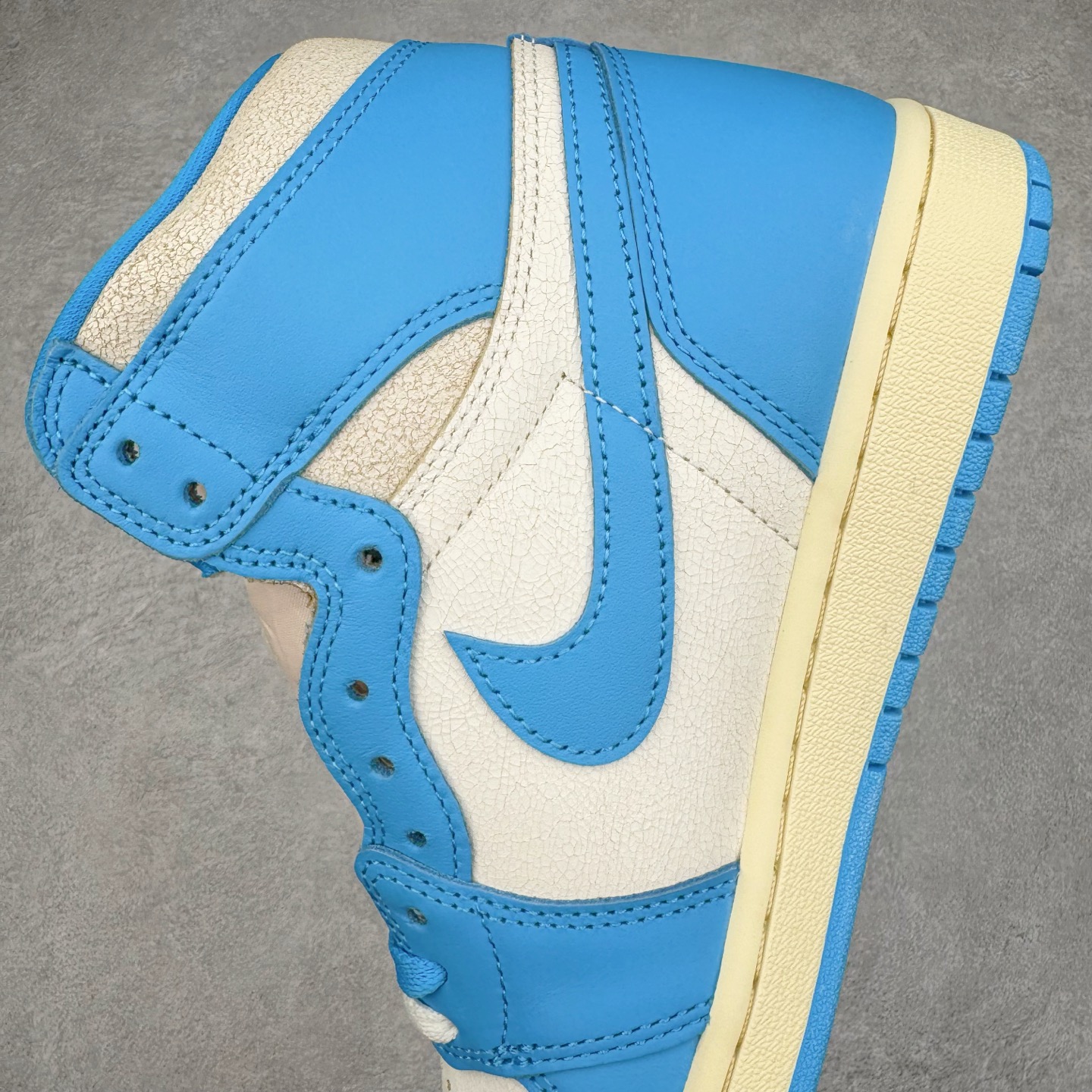 图片[7]-＃Ljr特供 Air Jordan AJ1 Retro High 氧化北卡蓝 DZ5485-402 全新改良批次 圈内最强倒钩系列 恪守真诚 承诺混一赔十 高端零售裸鞋圈特供批次 SZ原厂全套原楦原纸板冲刀磨具开发 原厂皮料加持 原厂港宝加持定型后跟R度完美 同源原厂电绣 飞翼针数密度立体效果一致 百分百一致原鞋 原厂拉帮工艺 针距密度一致 后跟弧度收口自然不对折 极致一眼正品既视感 进口玻璃冲刀皮料裁剪零毛边 全鞋电脑针车工艺 品控清洁度最高QC检验标准 免检产品 原厂订购鞋盒、鞋标、防尘纸、鞋撑、鞋带 追求极致的原厂味道 尺码：40.5 41 42 42.5 43 44 44.5 45 46 47.5 48.5-选品中心