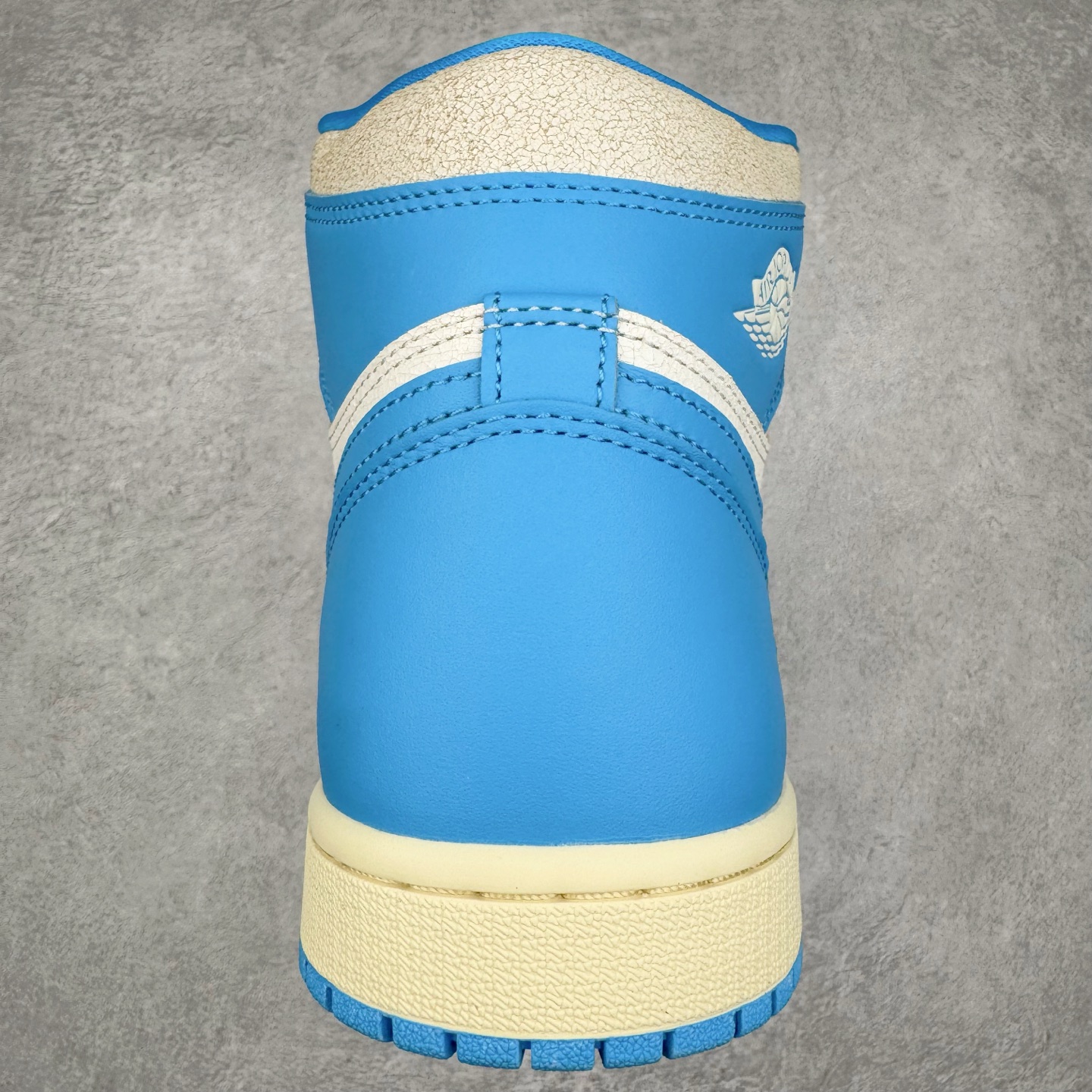 图片[8]-＃Ljr特供 Air Jordan AJ1 Retro High 氧化北卡蓝 DZ5485-402 全新改良批次 圈内最强倒钩系列 恪守真诚 承诺混一赔十 高端零售裸鞋圈特供批次 SZ原厂全套原楦原纸板冲刀磨具开发 原厂皮料加持 原厂港宝加持定型后跟R度完美 同源原厂电绣 飞翼针数密度立体效果一致 百分百一致原鞋 原厂拉帮工艺 针距密度一致 后跟弧度收口自然不对折 极致一眼正品既视感 进口玻璃冲刀皮料裁剪零毛边 全鞋电脑针车工艺 品控清洁度最高QC检验标准 免检产品 原厂订购鞋盒、鞋标、防尘纸、鞋撑、鞋带 追求极致的原厂味道 尺码：40.5 41 42 42.5 43 44 44.5 45 46 47.5 48.5-选品中心