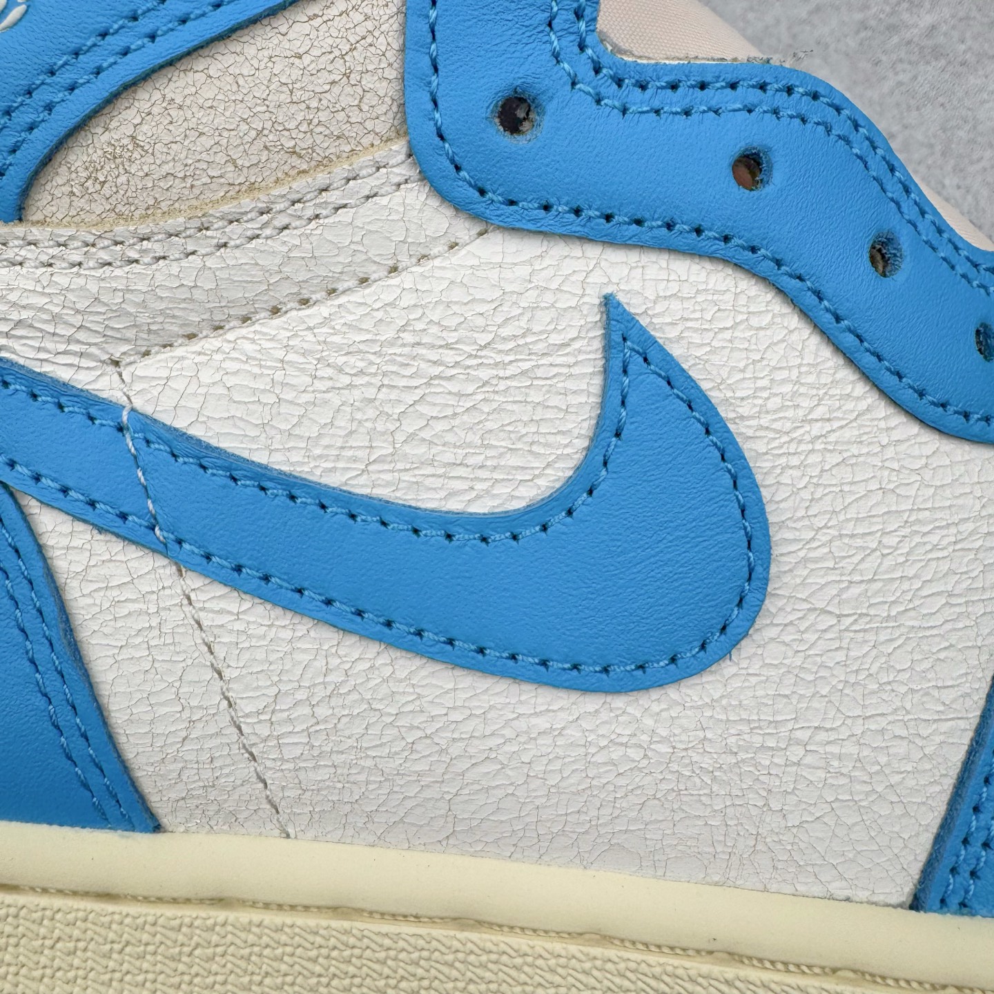 图片[16]-＃Ljr特供 Air Jordan AJ1 Retro High 氧化北卡蓝 DZ5485-402 全新改良批次 圈内最强倒钩系列 恪守真诚 承诺混一赔十 高端零售裸鞋圈特供批次 SZ原厂全套原楦原纸板冲刀磨具开发 原厂皮料加持 原厂港宝加持定型后跟R度完美 同源原厂电绣 飞翼针数密度立体效果一致 百分百一致原鞋 原厂拉帮工艺 针距密度一致 后跟弧度收口自然不对折 极致一眼正品既视感 进口玻璃冲刀皮料裁剪零毛边 全鞋电脑针车工艺 品控清洁度最高QC检验标准 免检产品 原厂订购鞋盒、鞋标、防尘纸、鞋撑、鞋带 追求极致的原厂味道 尺码：40.5 41 42 42.5 43 44 44.5 45 46 47.5 48.5-选品中心