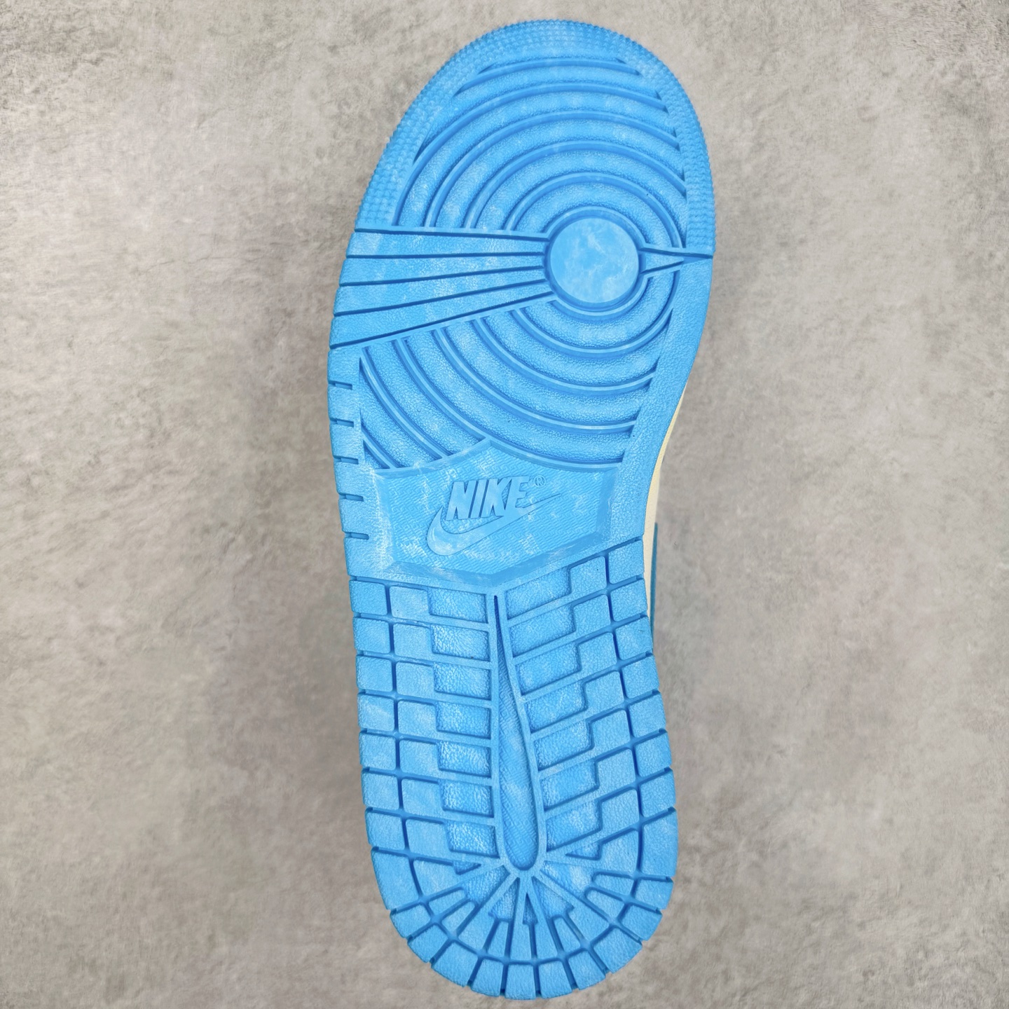 图片[9]-＃Ljr特供 Air Jordan AJ1 Retro High 氧化北卡蓝 DZ5485-402 全新改良批次 圈内最强倒钩系列 恪守真诚 承诺混一赔十 高端零售裸鞋圈特供批次 SZ原厂全套原楦原纸板冲刀磨具开发 原厂皮料加持 原厂港宝加持定型后跟R度完美 同源原厂电绣 飞翼针数密度立体效果一致 百分百一致原鞋 原厂拉帮工艺 针距密度一致 后跟弧度收口自然不对折 极致一眼正品既视感 进口玻璃冲刀皮料裁剪零毛边 全鞋电脑针车工艺 品控清洁度最高QC检验标准 免检产品 原厂订购鞋盒、鞋标、防尘纸、鞋撑、鞋带 追求极致的原厂味道 尺码：40.5 41 42 42.5 43 44 44.5 45 46 47.5 48.5-选品中心