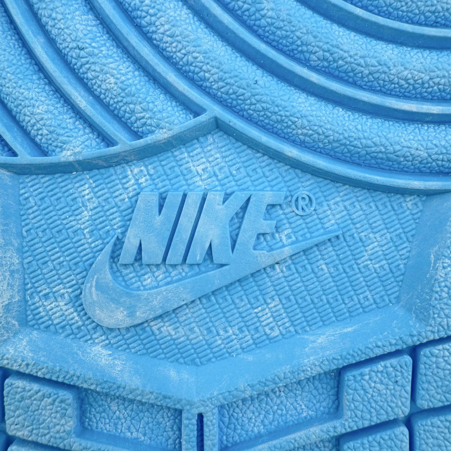 图片[18]-＃Ljr特供 Air Jordan AJ1 Retro High 氧化北卡蓝 DZ5485-402 全新改良批次 圈内最强倒钩系列 恪守真诚 承诺混一赔十 高端零售裸鞋圈特供批次 SZ原厂全套原楦原纸板冲刀磨具开发 原厂皮料加持 原厂港宝加持定型后跟R度完美 同源原厂电绣 飞翼针数密度立体效果一致 百分百一致原鞋 原厂拉帮工艺 针距密度一致 后跟弧度收口自然不对折 极致一眼正品既视感 进口玻璃冲刀皮料裁剪零毛边 全鞋电脑针车工艺 品控清洁度最高QC检验标准 免检产品 原厂订购鞋盒、鞋标、防尘纸、鞋撑、鞋带 追求极致的原厂味道 尺码：40.5 41 42 42.5 43 44 44.5 45 46 47.5 48.5-选品中心