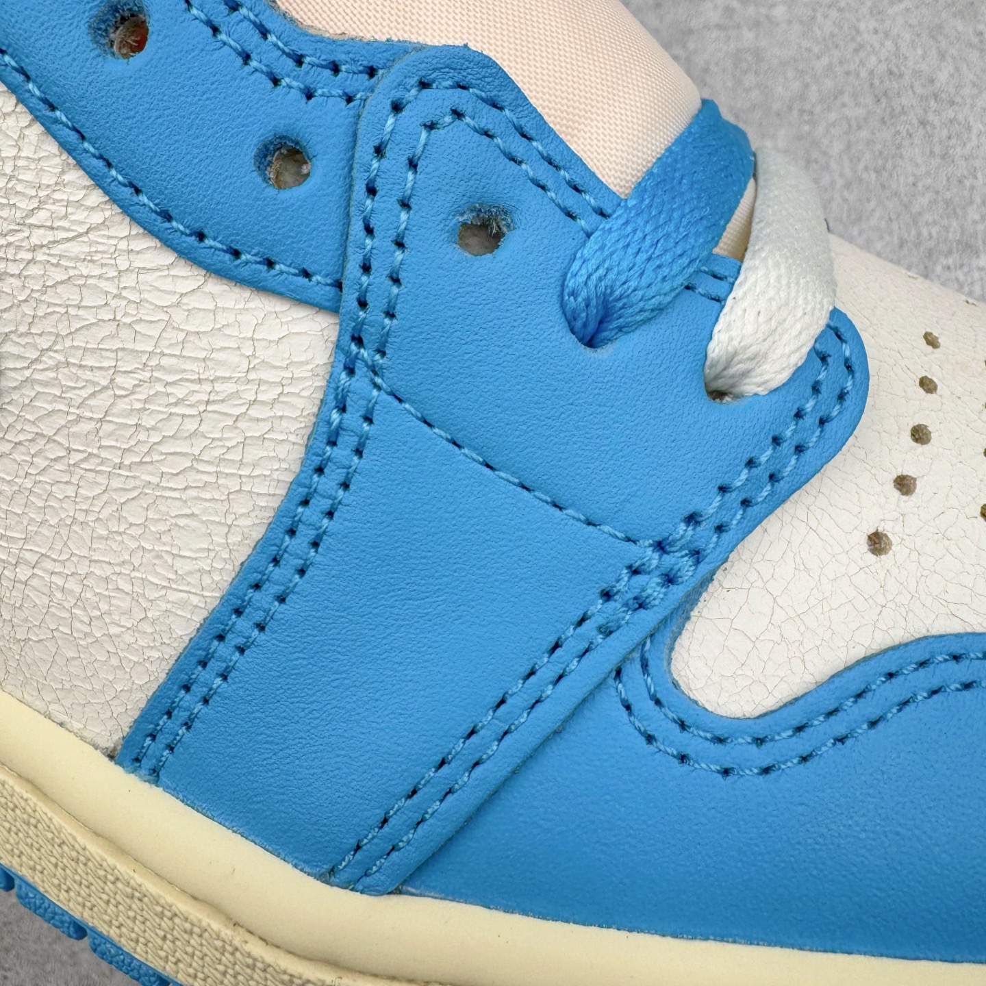 图片[17]-＃Ljr特供 Air Jordan AJ1 Retro High 氧化北卡蓝 DZ5485-402 全新改良批次 圈内最强倒钩系列 恪守真诚 承诺混一赔十 高端零售裸鞋圈特供批次 SZ原厂全套原楦原纸板冲刀磨具开发 原厂皮料加持 原厂港宝加持定型后跟R度完美 同源原厂电绣 飞翼针数密度立体效果一致 百分百一致原鞋 原厂拉帮工艺 针距密度一致 后跟弧度收口自然不对折 极致一眼正品既视感 进口玻璃冲刀皮料裁剪零毛边 全鞋电脑针车工艺 品控清洁度最高QC检验标准 免检产品 原厂订购鞋盒、鞋标、防尘纸、鞋撑、鞋带 追求极致的原厂味道 尺码：40.5 41 42 42.5 43 44 44.5 45 46 47.5 48.5-选品中心