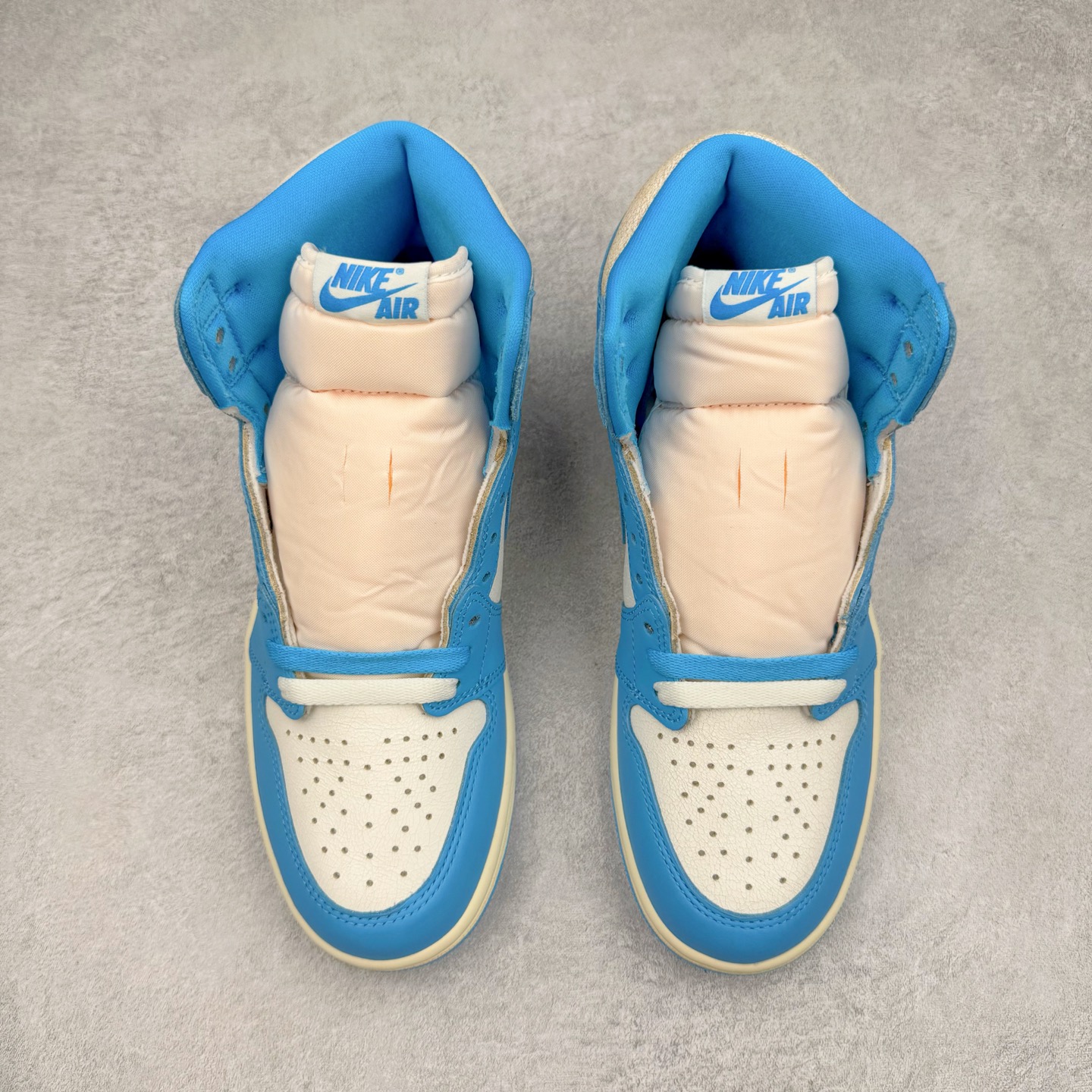 图片[2]-＃Ljr特供 Air Jordan AJ1 Retro High 氧化北卡蓝 DZ5485-402 全新改良批次 圈内最强倒钩系列 恪守真诚 承诺混一赔十 高端零售裸鞋圈特供批次 SZ原厂全套原楦原纸板冲刀磨具开发 原厂皮料加持 原厂港宝加持定型后跟R度完美 同源原厂电绣 飞翼针数密度立体效果一致 百分百一致原鞋 原厂拉帮工艺 针距密度一致 后跟弧度收口自然不对折 极致一眼正品既视感 进口玻璃冲刀皮料裁剪零毛边 全鞋电脑针车工艺 品控清洁度最高QC检验标准 免检产品 原厂订购鞋盒、鞋标、防尘纸、鞋撑、鞋带 追求极致的原厂味道 尺码：40.5 41 42 42.5 43 44 44.5 45 46 47.5 48.5-选品中心