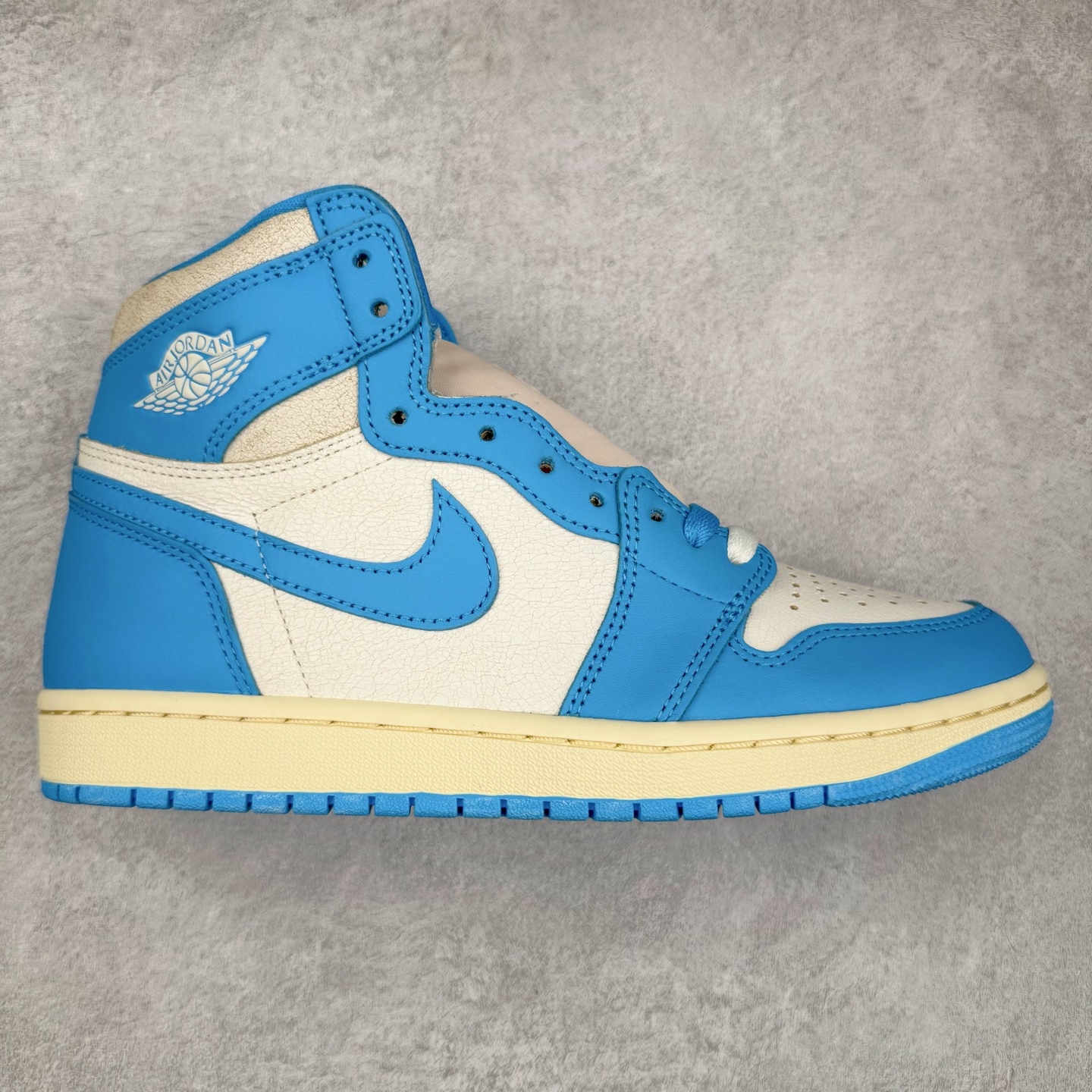 ＃Ljr特供 Air Jordan AJ1 Retro High 氧化北卡蓝 DZ5485-402 全新改良批次 圈内最强倒钩系列 恪守真诚 承诺混一赔十 高端零售裸鞋圈特供批次 SZ原厂全套原楦原纸板冲刀磨具开发 原厂皮料加持 原厂港宝加持定型后跟R度完美 同源原厂电绣 飞翼针数密度立体效果一致 百分百一致原鞋 原厂拉帮工艺 针距密度一致 后跟弧度收口自然不对折 极致一眼正品既视感 进口玻璃冲刀皮料裁剪零毛边 全鞋电脑针车工艺 品控清洁度最高QC检验标准 免检产品 原厂订购鞋盒、鞋标、防尘纸、鞋撑、鞋带 追求极致的原厂味道 尺码：40.5 41 42 42.5 43 44 44.5 45 46 47.5 48.5-选品中心