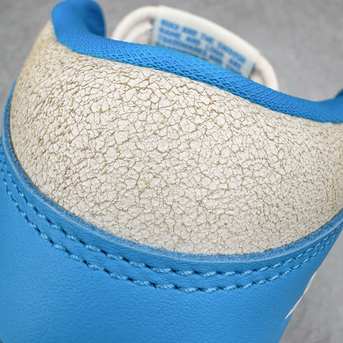 图片[14]-＃Ljr特供 Air Jordan AJ1 Retro High 氧化北卡蓝 DZ5485-402 全新改良批次 圈内最强倒钩系列 恪守真诚 承诺混一赔十 高端零售裸鞋圈特供批次 SZ原厂全套原楦原纸板冲刀磨具开发 原厂皮料加持 原厂港宝加持定型后跟R度完美 同源原厂电绣 飞翼针数密度立体效果一致 百分百一致原鞋 原厂拉帮工艺 针距密度一致 后跟弧度收口自然不对折 极致一眼正品既视感 进口玻璃冲刀皮料裁剪零毛边 全鞋电脑针车工艺 品控清洁度最高QC检验标准 免检产品 原厂订购鞋盒、鞋标、防尘纸、鞋撑、鞋带 追求极致的原厂味道 尺码：40.5 41 42 42.5 43 44 44.5 45 46 47.5 48.5-选品中心