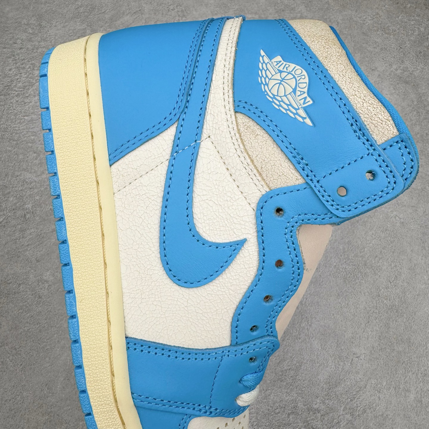 图片[6]-＃Ljr特供 Air Jordan AJ1 Retro High 氧化北卡蓝 DZ5485-402 全新改良批次 圈内最强倒钩系列 恪守真诚 承诺混一赔十 高端零售裸鞋圈特供批次 SZ原厂全套原楦原纸板冲刀磨具开发 原厂皮料加持 原厂港宝加持定型后跟R度完美 同源原厂电绣 飞翼针数密度立体效果一致 百分百一致原鞋 原厂拉帮工艺 针距密度一致 后跟弧度收口自然不对折 极致一眼正品既视感 进口玻璃冲刀皮料裁剪零毛边 全鞋电脑针车工艺 品控清洁度最高QC检验标准 免检产品 原厂订购鞋盒、鞋标、防尘纸、鞋撑、鞋带 追求极致的原厂味道 尺码：40.5 41 42 42.5 43 44 44.5 45 46 47.5 48.5-选品中心
