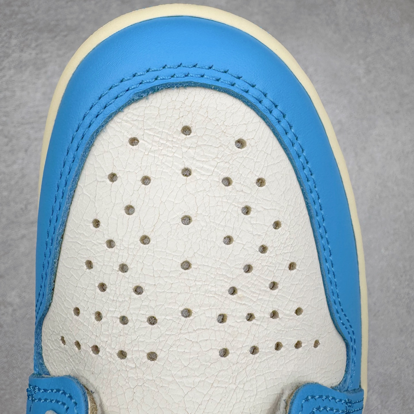 图片[13]-＃Ljr特供 Air Jordan AJ1 Retro High 氧化北卡蓝 DZ5485-402 全新改良批次 圈内最强倒钩系列 恪守真诚 承诺混一赔十 高端零售裸鞋圈特供批次 SZ原厂全套原楦原纸板冲刀磨具开发 原厂皮料加持 原厂港宝加持定型后跟R度完美 同源原厂电绣 飞翼针数密度立体效果一致 百分百一致原鞋 原厂拉帮工艺 针距密度一致 后跟弧度收口自然不对折 极致一眼正品既视感 进口玻璃冲刀皮料裁剪零毛边 全鞋电脑针车工艺 品控清洁度最高QC检验标准 免检产品 原厂订购鞋盒、鞋标、防尘纸、鞋撑、鞋带 追求极致的原厂味道 尺码：40.5 41 42 42.5 43 44 44.5 45 46 47.5 48.5-选品中心