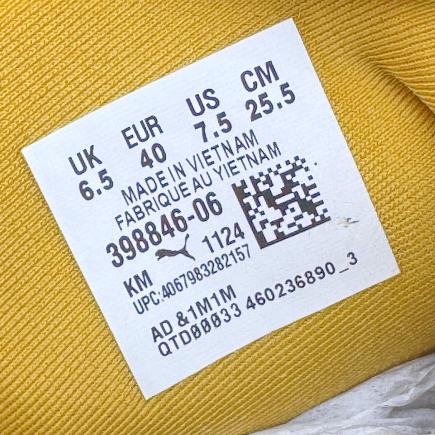 图片[12]-＃CS纯原 PUMA Speedca OG 彪马极速赛车系列低帮德训风拼接复古百搭休闲运动赛车鞋 鞋款从80、90年代赛车手所穿的防火赛车鞋为原型，鞋身线条模仿了赛车的流线廓形，体现了空气动力学原理的结构。简约流畅的外观，恰好又和贯穿其中的Formstrip Logo融合恰到好处，视觉上细节丰富且协调。本次Speedcat OG鞋款归来，最大看点自然式保留了窄版鞋型以及薄底构造。这两年各品牌鞋底越做越厚，Speedcat反其道而行之，上脚几乎无鞋底的效果带来耳目一新的视觉体验。鞋面依旧是以质感细腻的麂皮材质打造，并且大面积近乎全包裹的使用，复古味道也愈发浓烈。配色上更是将最原始的黑色和红色带回，向F1赛车队的标志性队服致敬。相信让各位一眼种草的更多是出挑的大红色，上脚即可瞬间点亮整体造型，在以球鞋为核心的OOTD中脱颖而出。而另一款黑色则是低调的万金油，彰显新潮个性的同时又不喧宾夺主，也是热爱简约系穿搭朋友的首选。 尺码：36 37 37.5 38 38.5 39 40 40.5 41 42 42.5 43 44 44.5 45 46-选品中心