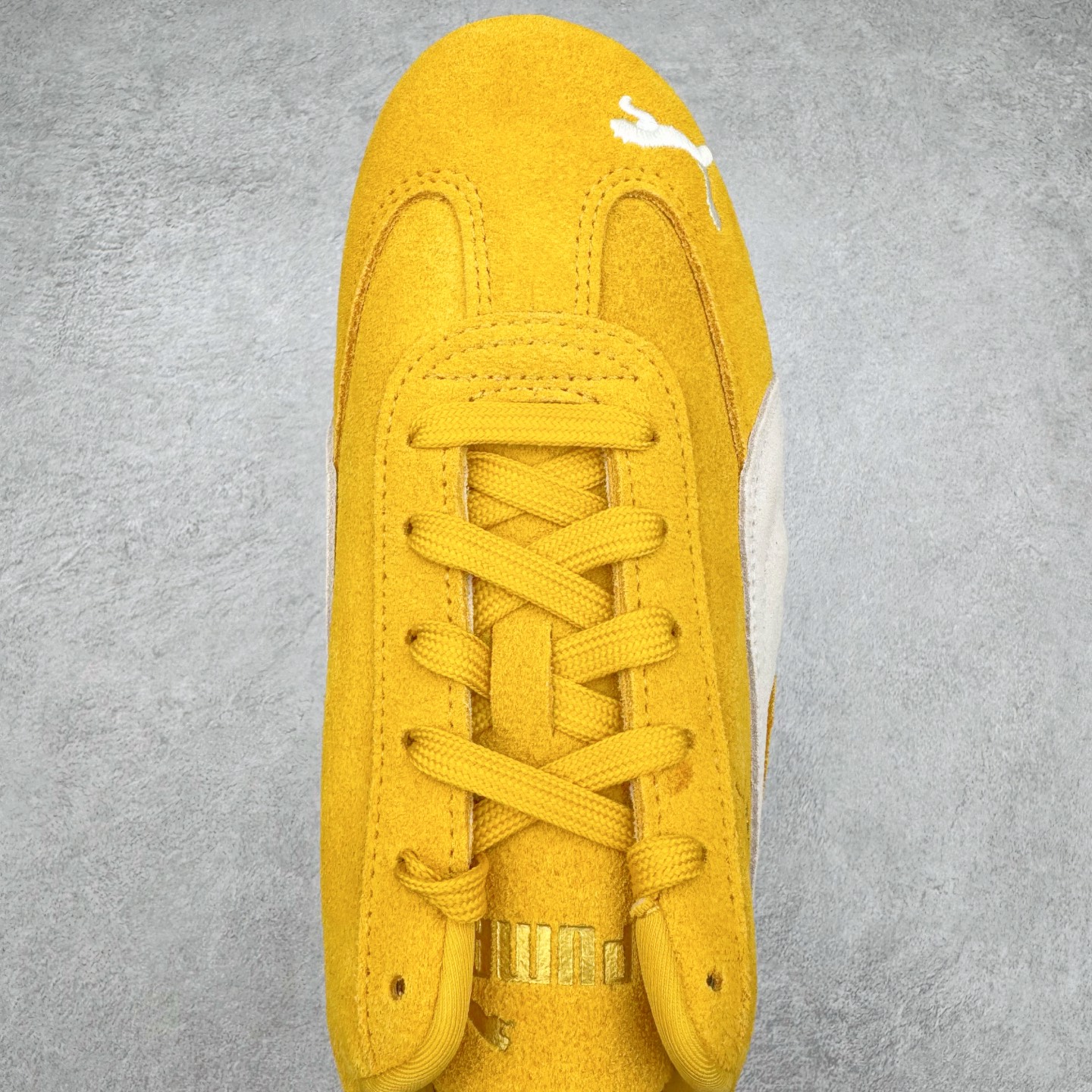 图片[4]-＃CS纯原 PUMA Speedca OG 彪马极速赛车系列低帮德训风拼接复古百搭休闲运动赛车鞋 鞋款从80、90年代赛车手所穿的防火赛车鞋为原型，鞋身线条模仿了赛车的流线廓形，体现了空气动力学原理的结构。简约流畅的外观，恰好又和贯穿其中的Formstrip Logo融合恰到好处，视觉上细节丰富且协调。本次Speedcat OG鞋款归来，最大看点自然式保留了窄版鞋型以及薄底构造。这两年各品牌鞋底越做越厚，Speedcat反其道而行之，上脚几乎无鞋底的效果带来耳目一新的视觉体验。鞋面依旧是以质感细腻的麂皮材质打造，并且大面积近乎全包裹的使用，复古味道也愈发浓烈。配色上更是将最原始的黑色和红色带回，向F1赛车队的标志性队服致敬。相信让各位一眼种草的更多是出挑的大红色，上脚即可瞬间点亮整体造型，在以球鞋为核心的OOTD中脱颖而出。而另一款黑色则是低调的万金油，彰显新潮个性的同时又不喧宾夺主，也是热爱简约系穿搭朋友的首选。 尺码：36 37 37.5 38 38.5 39 40 40.5 41 42 42.5 43 44 44.5 45 46-选品中心