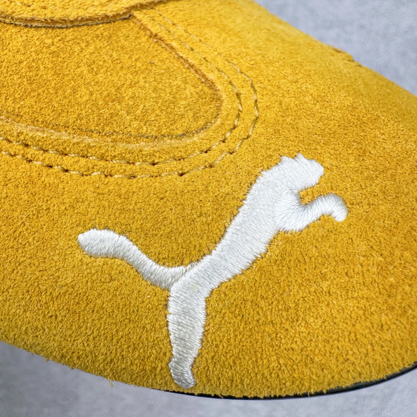 图片[16]-＃CS纯原 PUMA Speedca OG 彪马极速赛车系列低帮德训风拼接复古百搭休闲运动赛车鞋 鞋款从80、90年代赛车手所穿的防火赛车鞋为原型，鞋身线条模仿了赛车的流线廓形，体现了空气动力学原理的结构。简约流畅的外观，恰好又和贯穿其中的Formstrip Logo融合恰到好处，视觉上细节丰富且协调。本次Speedcat OG鞋款归来，最大看点自然式保留了窄版鞋型以及薄底构造。这两年各品牌鞋底越做越厚，Speedcat反其道而行之，上脚几乎无鞋底的效果带来耳目一新的视觉体验。鞋面依旧是以质感细腻的麂皮材质打造，并且大面积近乎全包裹的使用，复古味道也愈发浓烈。配色上更是将最原始的黑色和红色带回，向F1赛车队的标志性队服致敬。相信让各位一眼种草的更多是出挑的大红色，上脚即可瞬间点亮整体造型，在以球鞋为核心的OOTD中脱颖而出。而另一款黑色则是低调的万金油，彰显新潮个性的同时又不喧宾夺主，也是热爱简约系穿搭朋友的首选。 尺码：36 37 37.5 38 38.5 39 40 40.5 41 42 42.5 43 44 44.5 45 46-选品中心