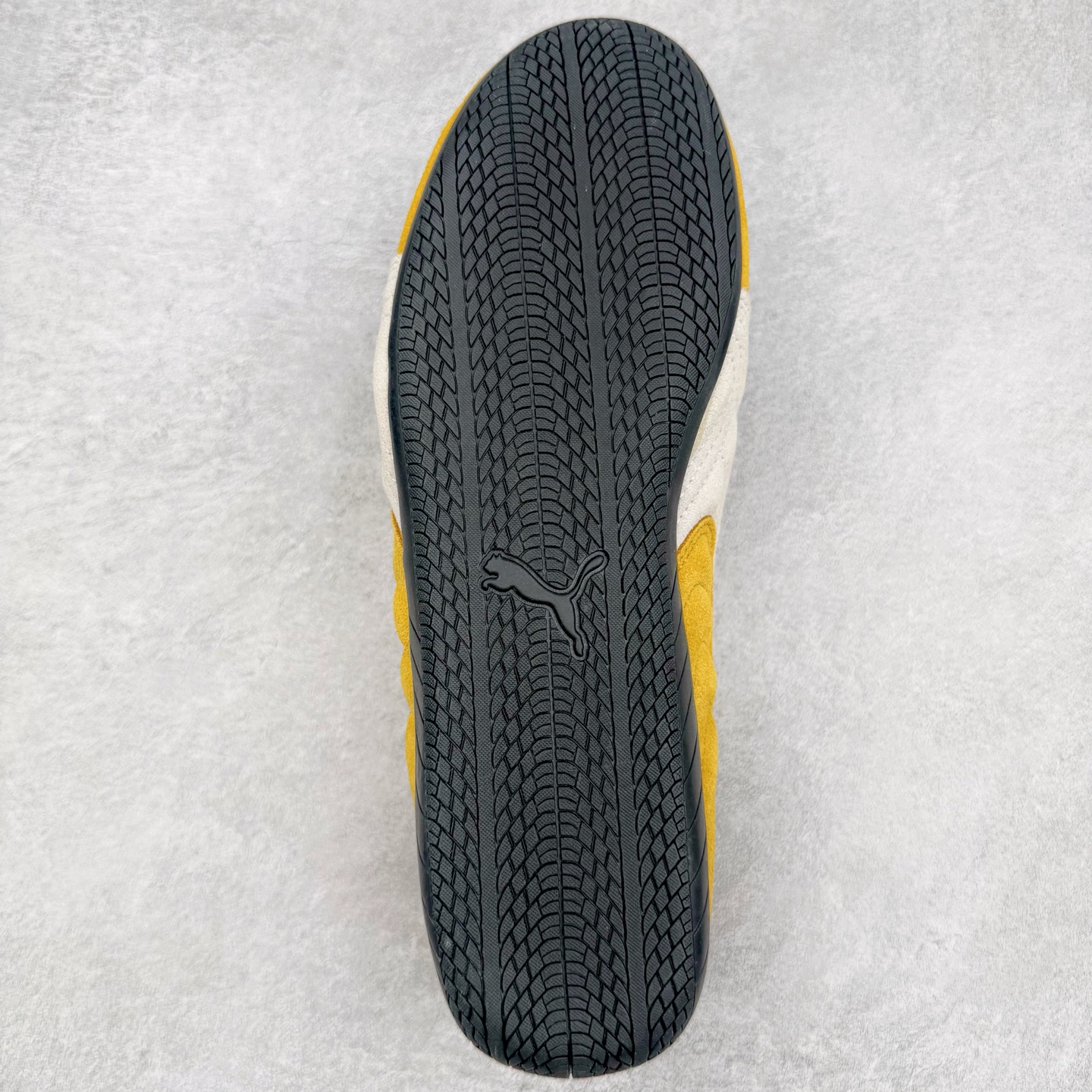 图片[9]-＃CS纯原 PUMA Speedca OG 彪马极速赛车系列低帮德训风拼接复古百搭休闲运动赛车鞋 鞋款从80、90年代赛车手所穿的防火赛车鞋为原型，鞋身线条模仿了赛车的流线廓形，体现了空气动力学原理的结构。简约流畅的外观，恰好又和贯穿其中的Formstrip Logo融合恰到好处，视觉上细节丰富且协调。本次Speedcat OG鞋款归来，最大看点自然式保留了窄版鞋型以及薄底构造。这两年各品牌鞋底越做越厚，Speedcat反其道而行之，上脚几乎无鞋底的效果带来耳目一新的视觉体验。鞋面依旧是以质感细腻的麂皮材质打造，并且大面积近乎全包裹的使用，复古味道也愈发浓烈。配色上更是将最原始的黑色和红色带回，向F1赛车队的标志性队服致敬。相信让各位一眼种草的更多是出挑的大红色，上脚即可瞬间点亮整体造型，在以球鞋为核心的OOTD中脱颖而出。而另一款黑色则是低调的万金油，彰显新潮个性的同时又不喧宾夺主，也是热爱简约系穿搭朋友的首选。 尺码：36 37 37.5 38 38.5 39 40 40.5 41 42 42.5 43 44 44.5 45 46-选品中心