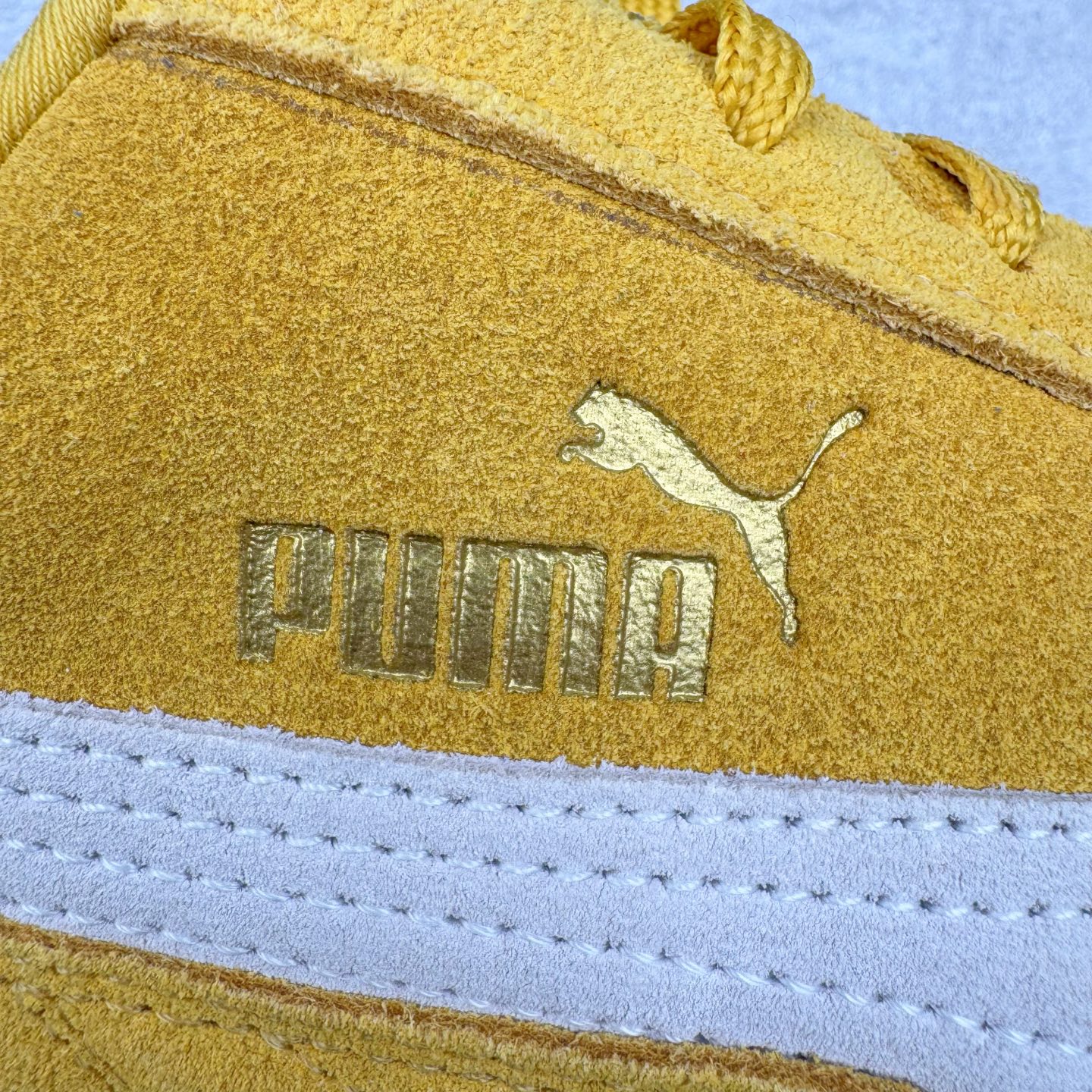 图片[19]-＃CS纯原 PUMA Speedca OG 彪马极速赛车系列低帮德训风拼接复古百搭休闲运动赛车鞋 鞋款从80、90年代赛车手所穿的防火赛车鞋为原型，鞋身线条模仿了赛车的流线廓形，体现了空气动力学原理的结构。简约流畅的外观，恰好又和贯穿其中的Formstrip Logo融合恰到好处，视觉上细节丰富且协调。本次Speedcat OG鞋款归来，最大看点自然式保留了窄版鞋型以及薄底构造。这两年各品牌鞋底越做越厚，Speedcat反其道而行之，上脚几乎无鞋底的效果带来耳目一新的视觉体验。鞋面依旧是以质感细腻的麂皮材质打造，并且大面积近乎全包裹的使用，复古味道也愈发浓烈。配色上更是将最原始的黑色和红色带回，向F1赛车队的标志性队服致敬。相信让各位一眼种草的更多是出挑的大红色，上脚即可瞬间点亮整体造型，在以球鞋为核心的OOTD中脱颖而出。而另一款黑色则是低调的万金油，彰显新潮个性的同时又不喧宾夺主，也是热爱简约系穿搭朋友的首选。 尺码：36 37 37.5 38 38.5 39 40 40.5 41 42 42.5 43 44 44.5 45 46-选品中心