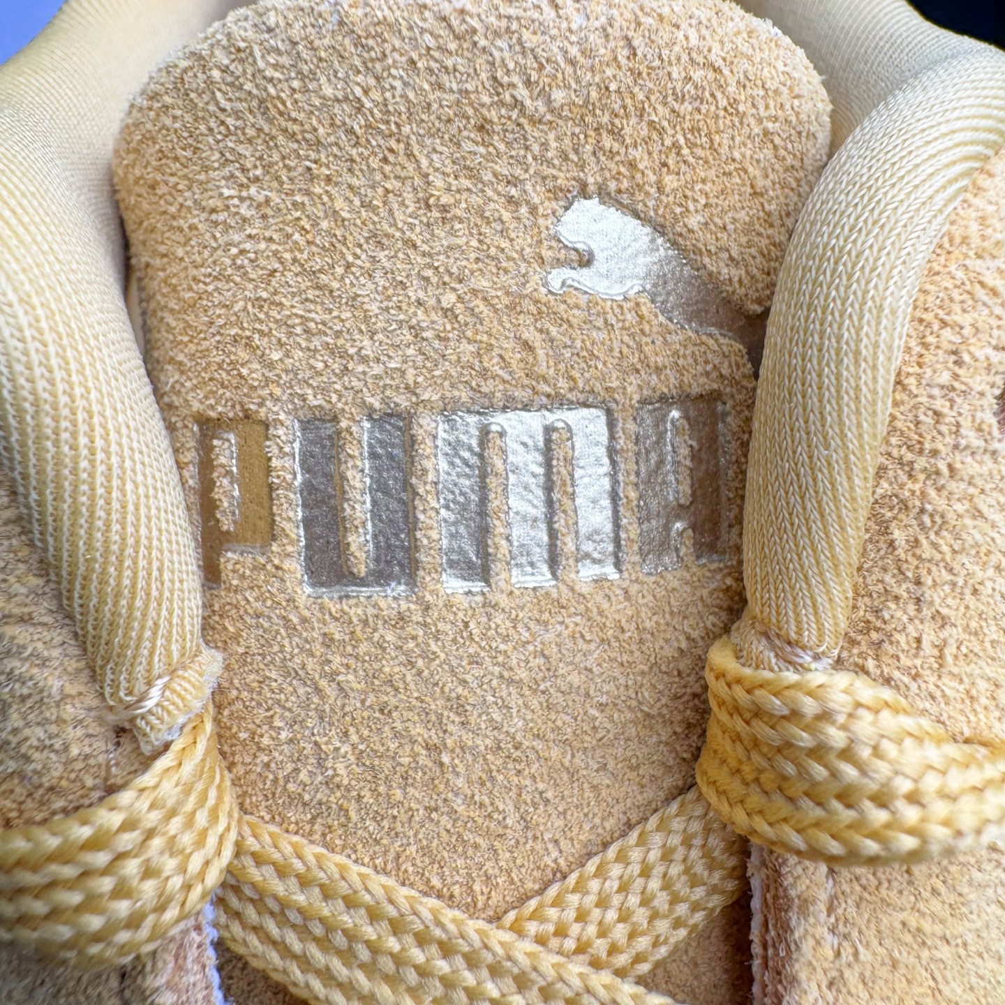 图片[14]-＃CS纯原 PUMA Speedca OG 彪马极速赛车系列低帮德训风拼接复古百搭休闲运动赛车鞋 鞋款从80、90年代赛车手所穿的防火赛车鞋为原型，鞋身线条模仿了赛车的流线廓形，体现了空气动力学原理的结构。简约流畅的外观，恰好又和贯穿其中的Formstrip Logo融合恰到好处，视觉上细节丰富且协调。本次Speedcat OG鞋款归来，最大看点自然式保留了窄版鞋型以及薄底构造。这两年各品牌鞋底越做越厚，Speedcat反其道而行之，上脚几乎无鞋底的效果带来耳目一新的视觉体验。鞋面依旧是以质感细腻的麂皮材质打造，并且大面积近乎全包裹的使用，复古味道也愈发浓烈。配色上更是将最原始的黑色和红色带回，向F1赛车队的标志性队服致敬。相信让各位一眼种草的更多是出挑的大红色，上脚即可瞬间点亮整体造型，在以球鞋为核心的OOTD中脱颖而出。而另一款黑色则是低调的万金油，彰显新潮个性的同时又不喧宾夺主，也是热爱简约系穿搭朋友的首选。 尺码：36 37 37.5 38 38.5 39 40 40.5 41 42 42.5 43 44 44.5 45 46-选品中心