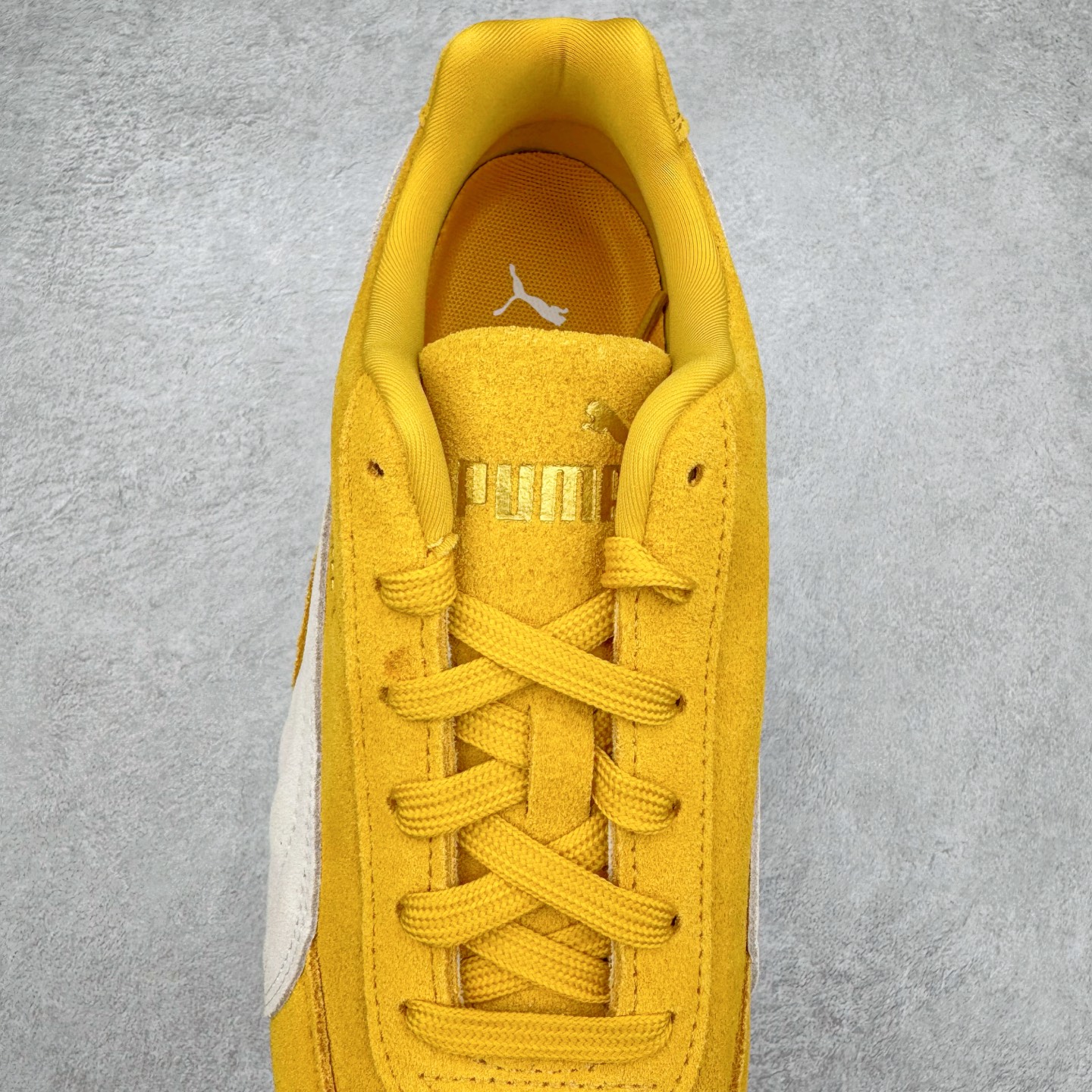 图片[5]-＃CS纯原 PUMA Speedca OG 彪马极速赛车系列低帮德训风拼接复古百搭休闲运动赛车鞋 鞋款从80、90年代赛车手所穿的防火赛车鞋为原型，鞋身线条模仿了赛车的流线廓形，体现了空气动力学原理的结构。简约流畅的外观，恰好又和贯穿其中的Formstrip Logo融合恰到好处，视觉上细节丰富且协调。本次Speedcat OG鞋款归来，最大看点自然式保留了窄版鞋型以及薄底构造。这两年各品牌鞋底越做越厚，Speedcat反其道而行之，上脚几乎无鞋底的效果带来耳目一新的视觉体验。鞋面依旧是以质感细腻的麂皮材质打造，并且大面积近乎全包裹的使用，复古味道也愈发浓烈。配色上更是将最原始的黑色和红色带回，向F1赛车队的标志性队服致敬。相信让各位一眼种草的更多是出挑的大红色，上脚即可瞬间点亮整体造型，在以球鞋为核心的OOTD中脱颖而出。而另一款黑色则是低调的万金油，彰显新潮个性的同时又不喧宾夺主，也是热爱简约系穿搭朋友的首选。 尺码：36 37 37.5 38 38.5 39 40 40.5 41 42 42.5 43 44 44.5 45 46-选品中心