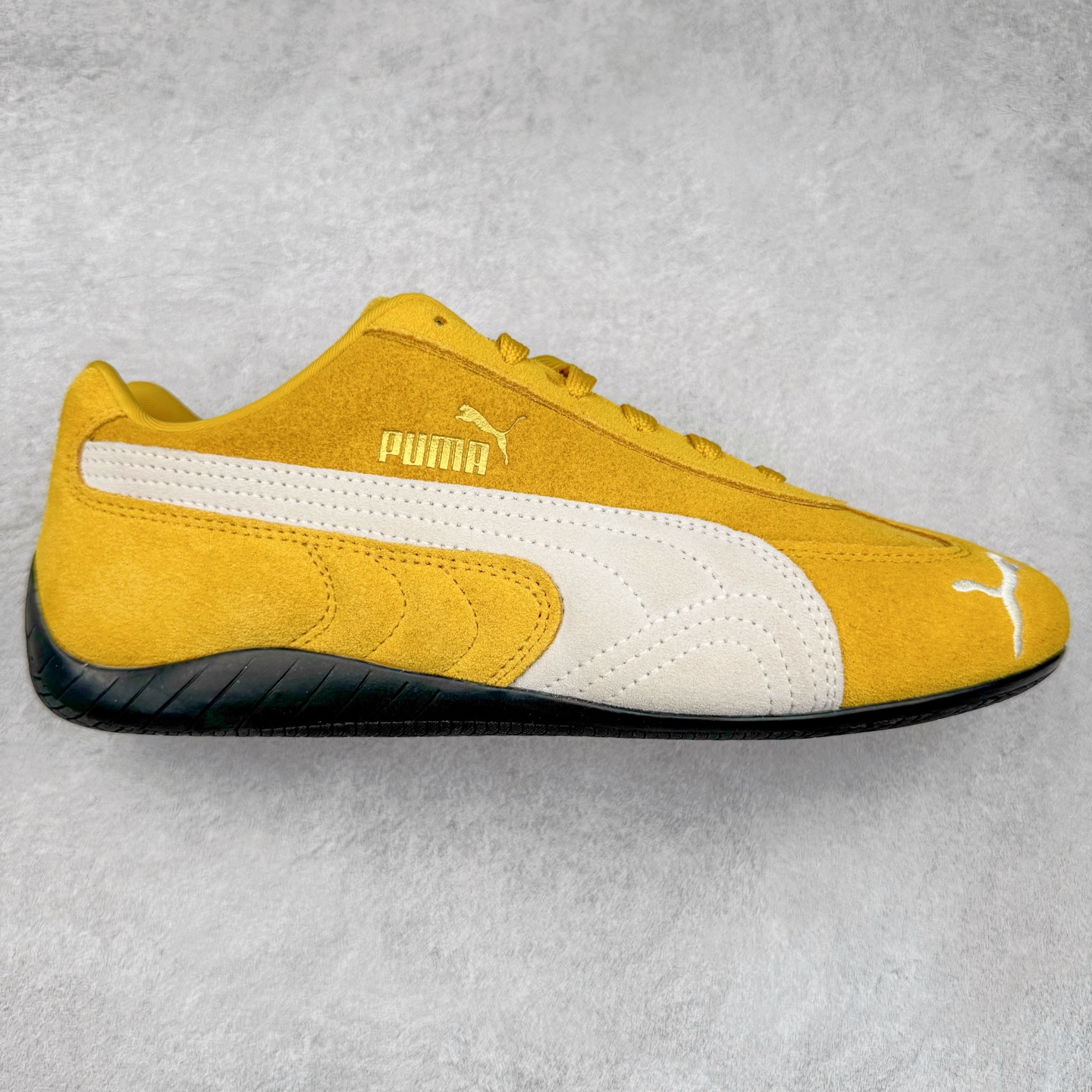 ＃CS纯原 PUMA Speedca OG 彪马极速赛车系列低帮德训风拼接复古百搭休闲运动赛车鞋 鞋款从80、90年代赛车手所穿的防火赛车鞋为原型，鞋身线条模仿了赛车的流线廓形，体现了空气动力学原理的结构。简约流畅的外观，恰好又和贯穿其中的Formstrip Logo融合恰到好处，视觉上细节丰富且协调。本次Speedcat OG鞋款归来，最大看点自然式保留了窄版鞋型以及薄底构造。这两年各品牌鞋底越做越厚，Speedcat反其道而行之，上脚几乎无鞋底的效果带来耳目一新的视觉体验。鞋面依旧是以质感细腻的麂皮材质打造，并且大面积近乎全包裹的使用，复古味道也愈发浓烈。配色上更是将最原始的黑色和红色带回，向F1赛车队的标志性队服致敬。相信让各位一眼种草的更多是出挑的大红色，上脚即可瞬间点亮整体造型，在以球鞋为核心的OOTD中脱颖而出。而另一款黑色则是低调的万金油，彰显新潮个性的同时又不喧宾夺主，也是热爱简约系穿搭朋友的首选。 尺码：36 37 37.5 38 38.5 39 40 40.5 41 42 42.5 43 44 44.5 45 46-选品中心